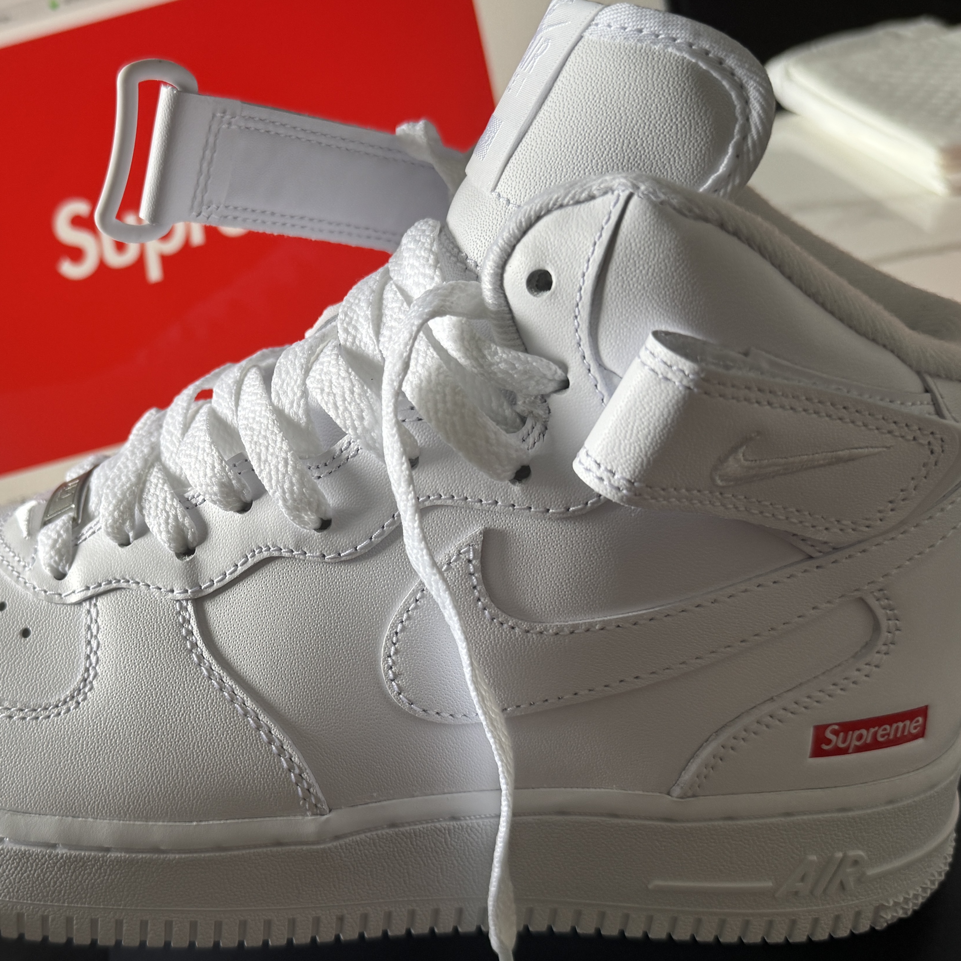 Nike x Supreme Air Force 1 Mid White 착용 스타일