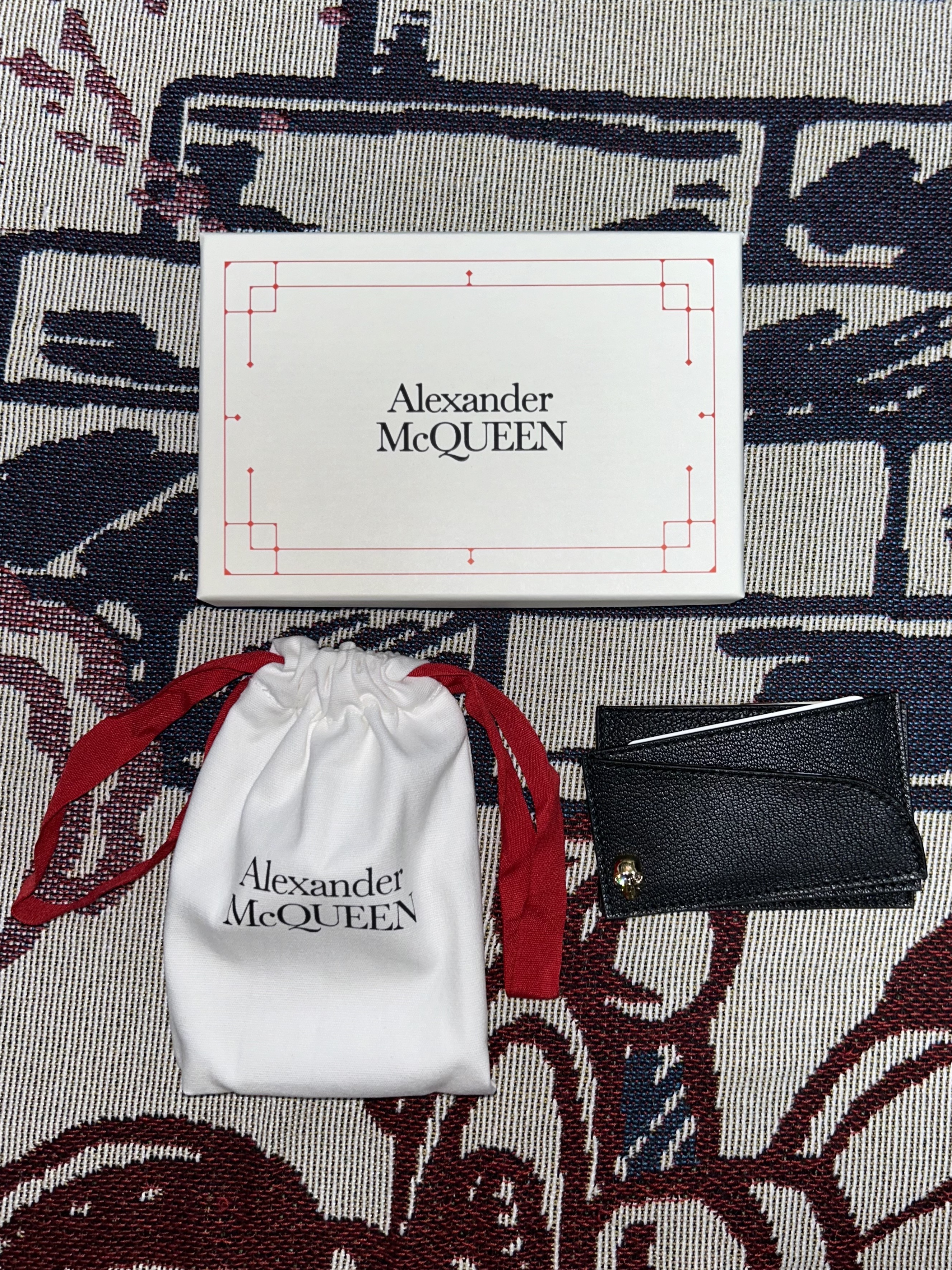 Alexander McQueen Skull Card Holder Black 착용 스타일 - 1