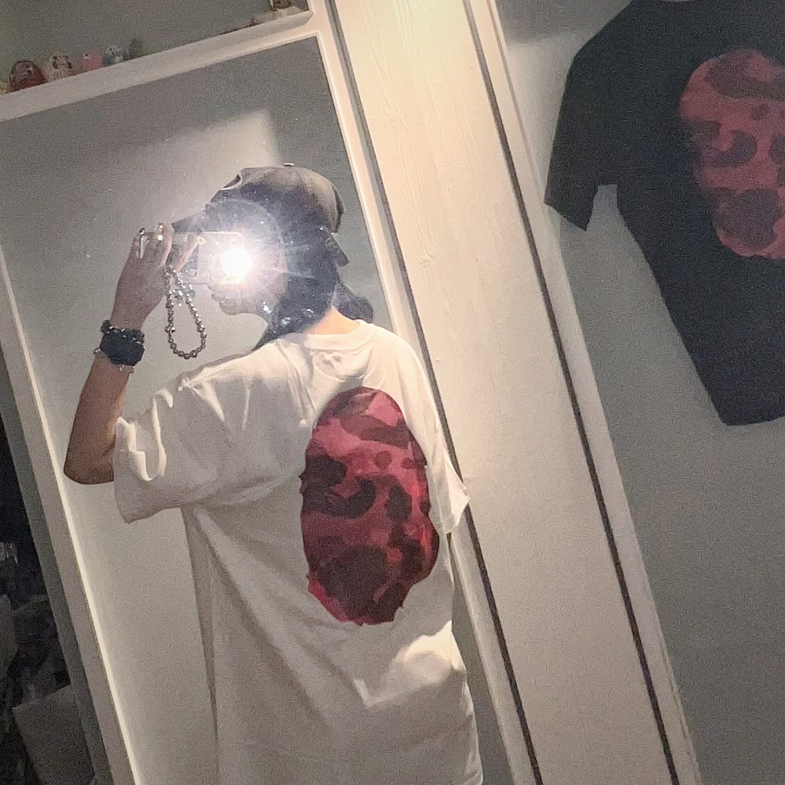 BAPE Color Camo Big Ape Head T-Shirt Black Red, BAPE Color Camo Big Ape Head T-Shirt White Red 착용 스타일 - 5
