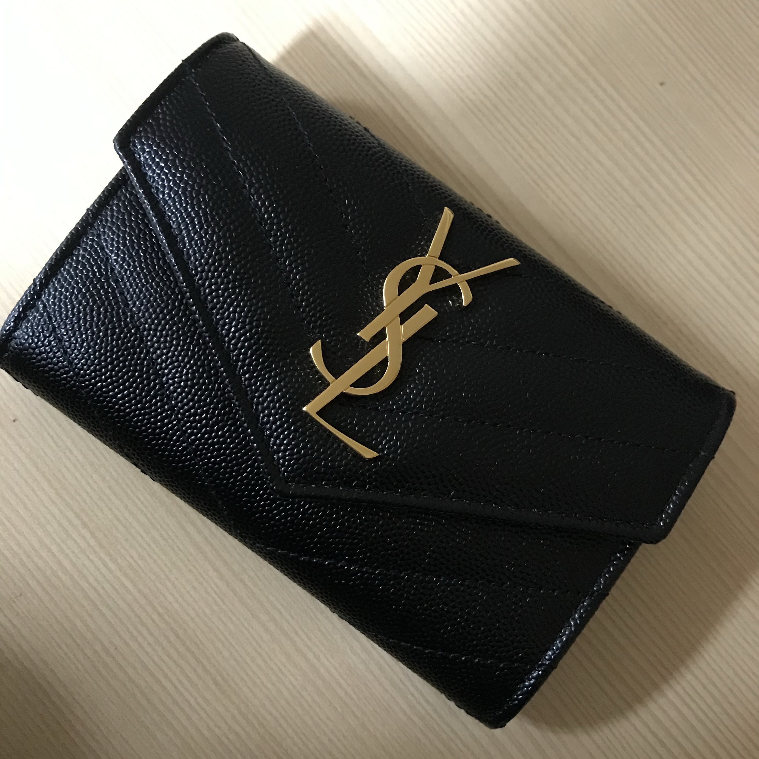 Saint Laurent Cassandre Matelasse Small Envelope Wallet in Grain de Poudre Embossed Leather Black Gold 착용 스타일