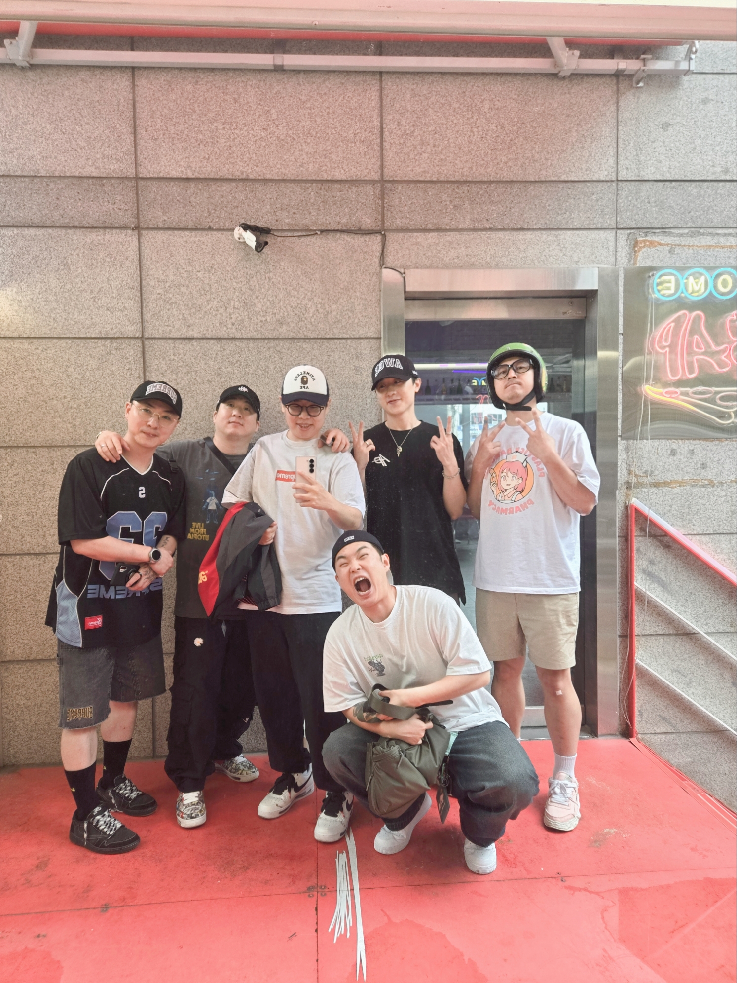 Supreme x MM6 Maison Margiela Box Logo T-Shirt White - 24SS, BAPE x JJJJound College Mesh Cap White Navy 착용 스타일 - 1