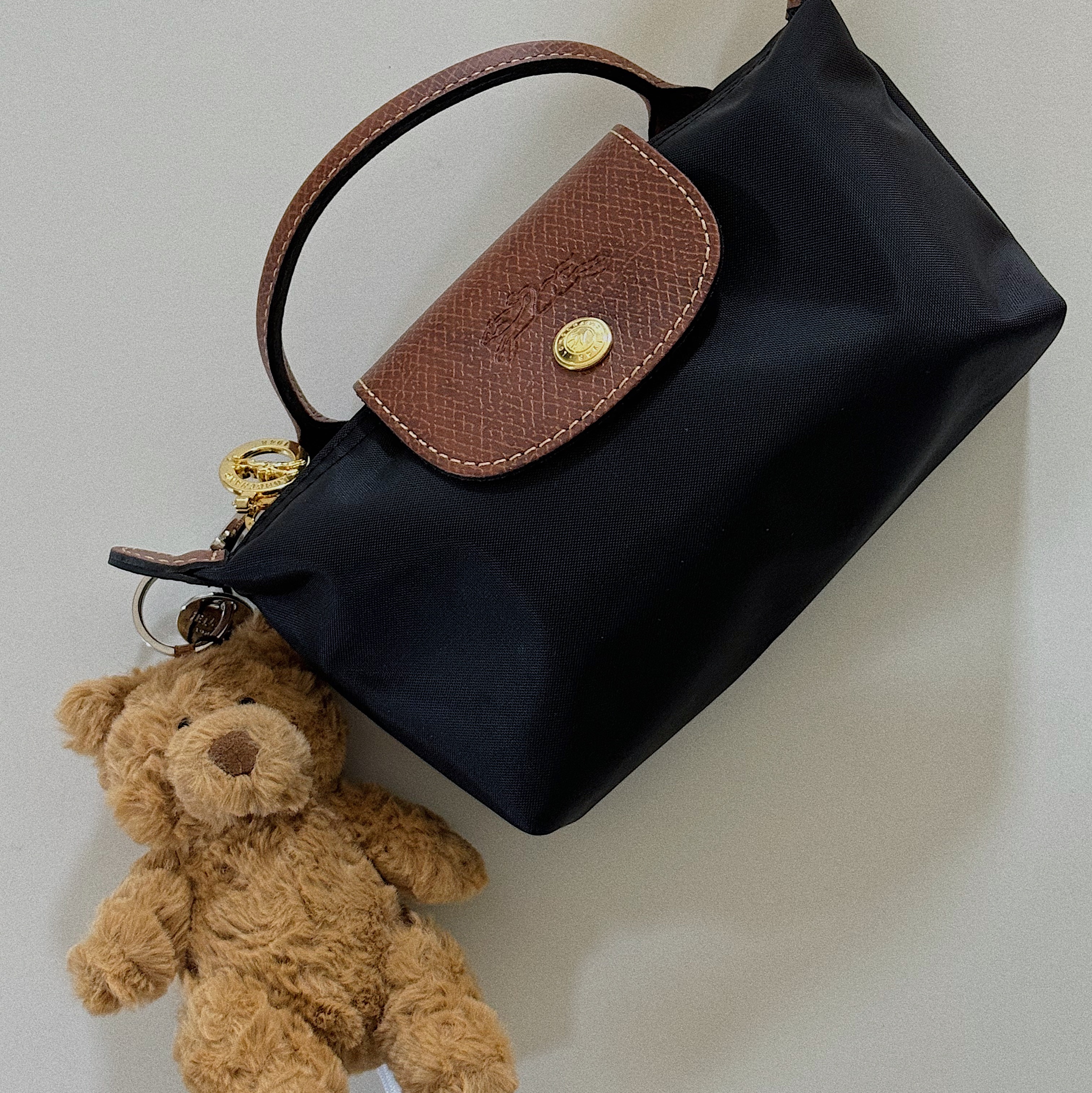 Longchamp Le Pliage Original Handle Pouch Black, Jellycat Bartholomew Bear Bag Charm Brown 착용 스타일