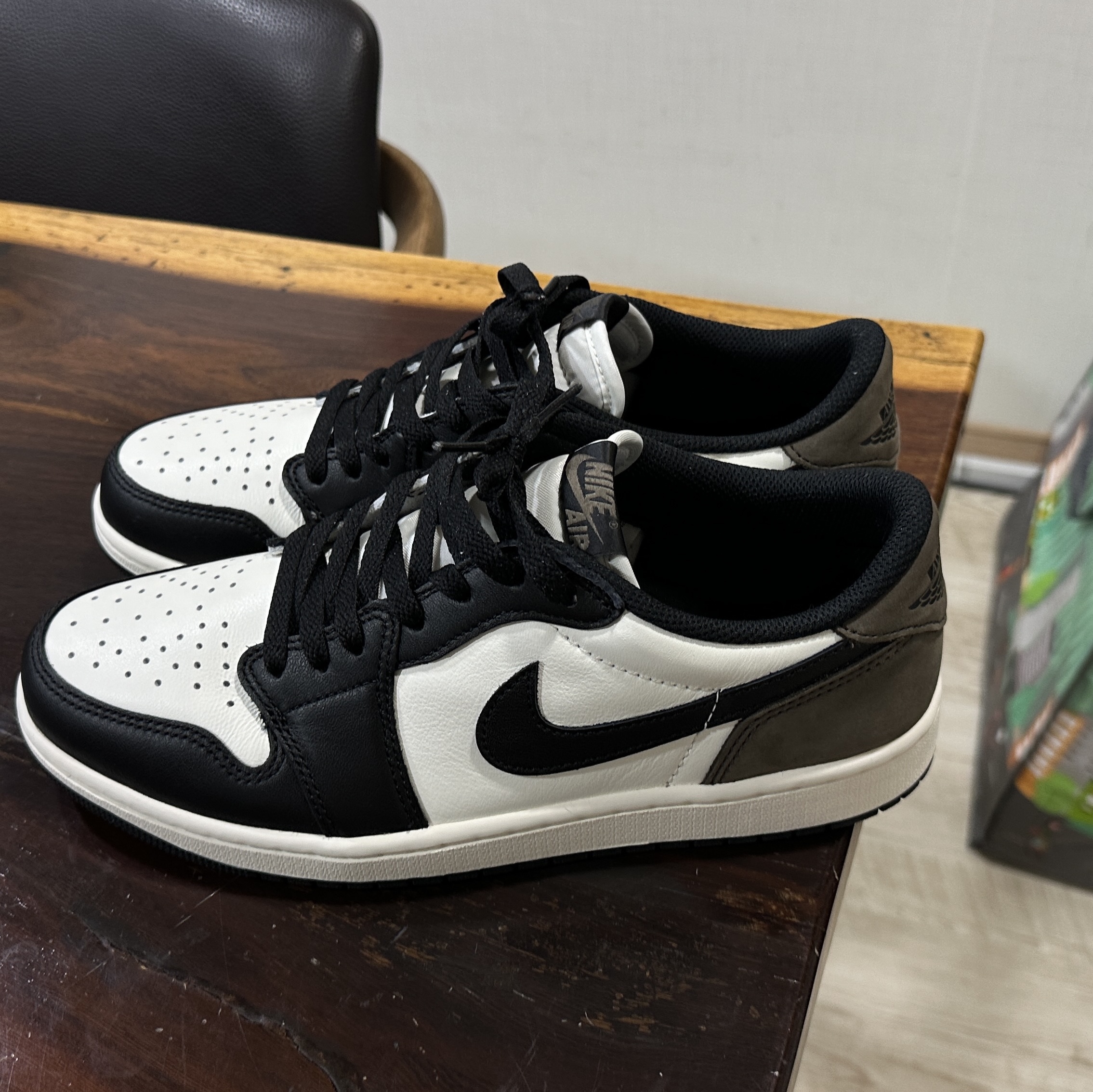 Jordan 1 Retro Low OG Mocha 착용 스타일 - 1