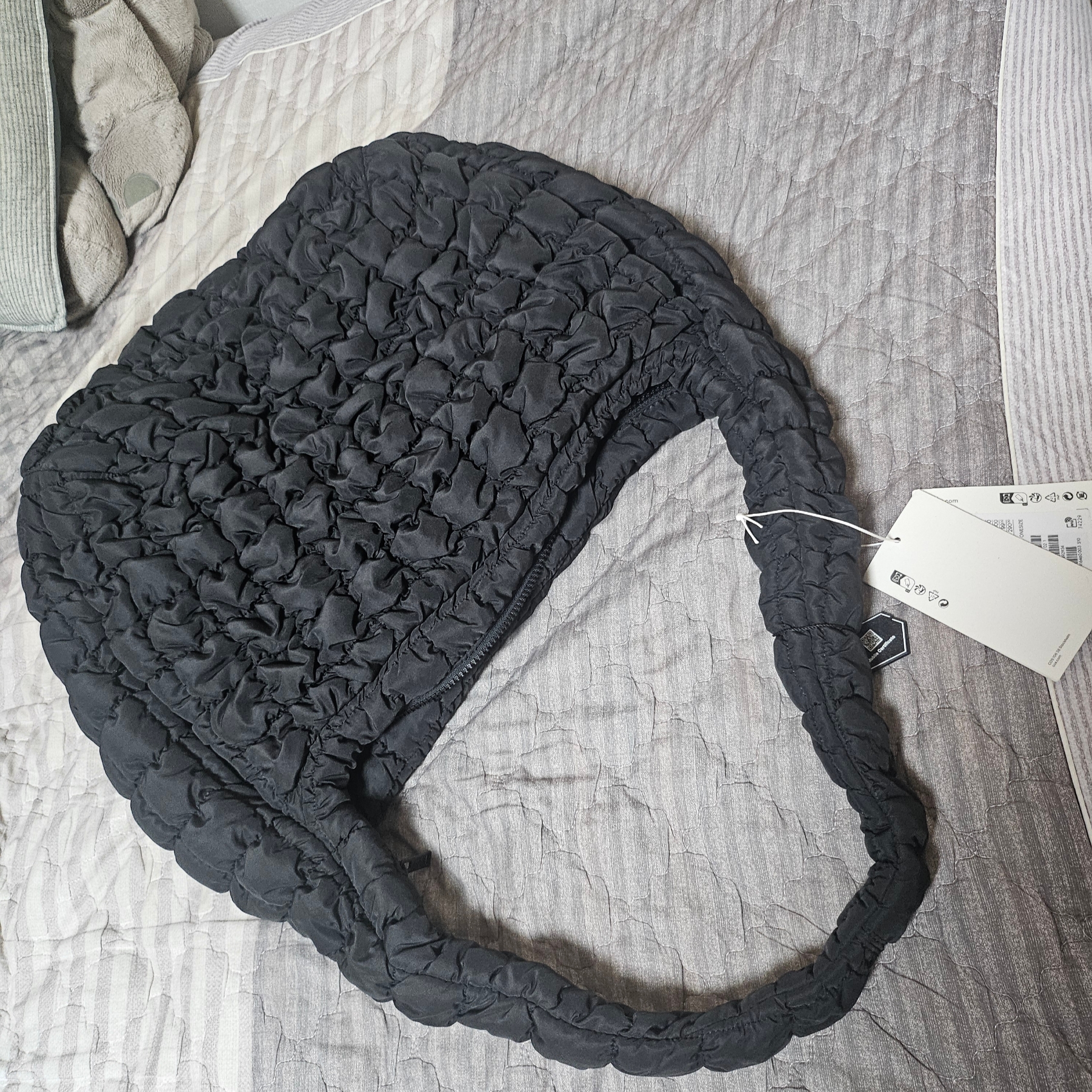 COS Quilted Oversized Shoulder Bag Black 착용 스타일