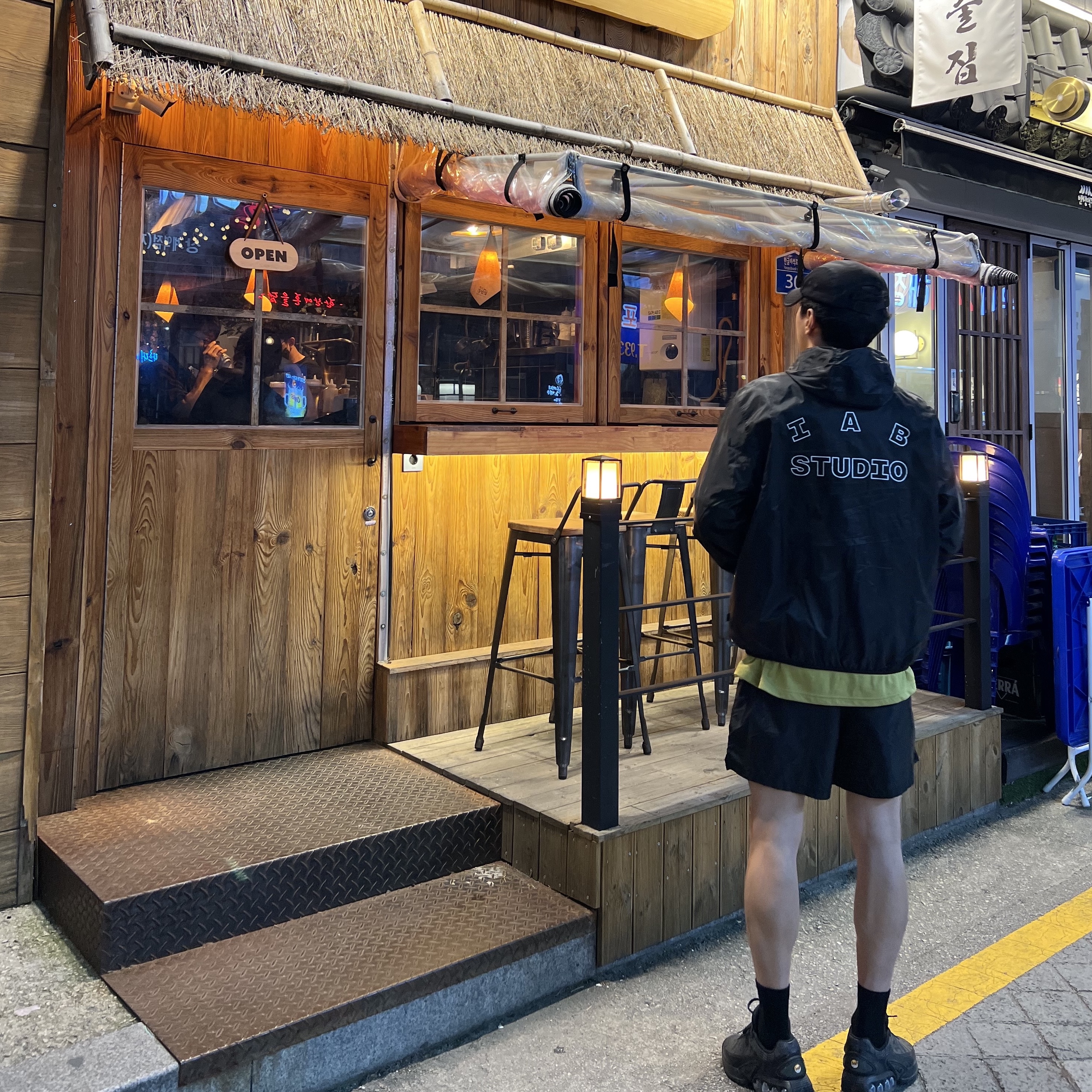 IAB Studio Ripstop Wind Jacket Black, IAB Studio Ripstop Shorts Black 착용 스타일