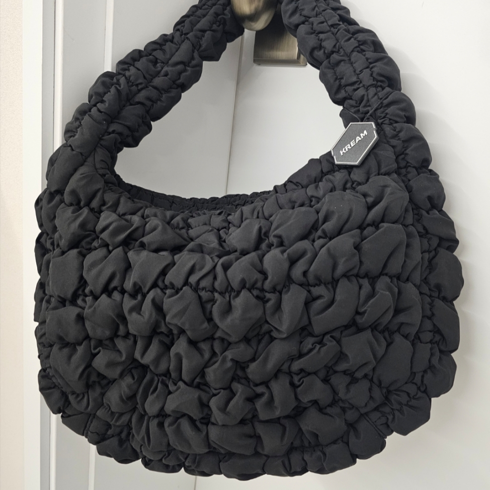 COS Quilted Mini Bag Black 착용 스타일 - 1