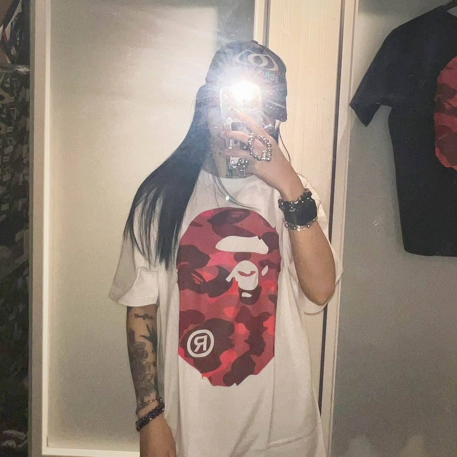 BAPE Color Camo Big Ape Head T-Shirt Black Red, BAPE Color Camo Big Ape Head T-Shirt White Red 착용 스타일 - 6