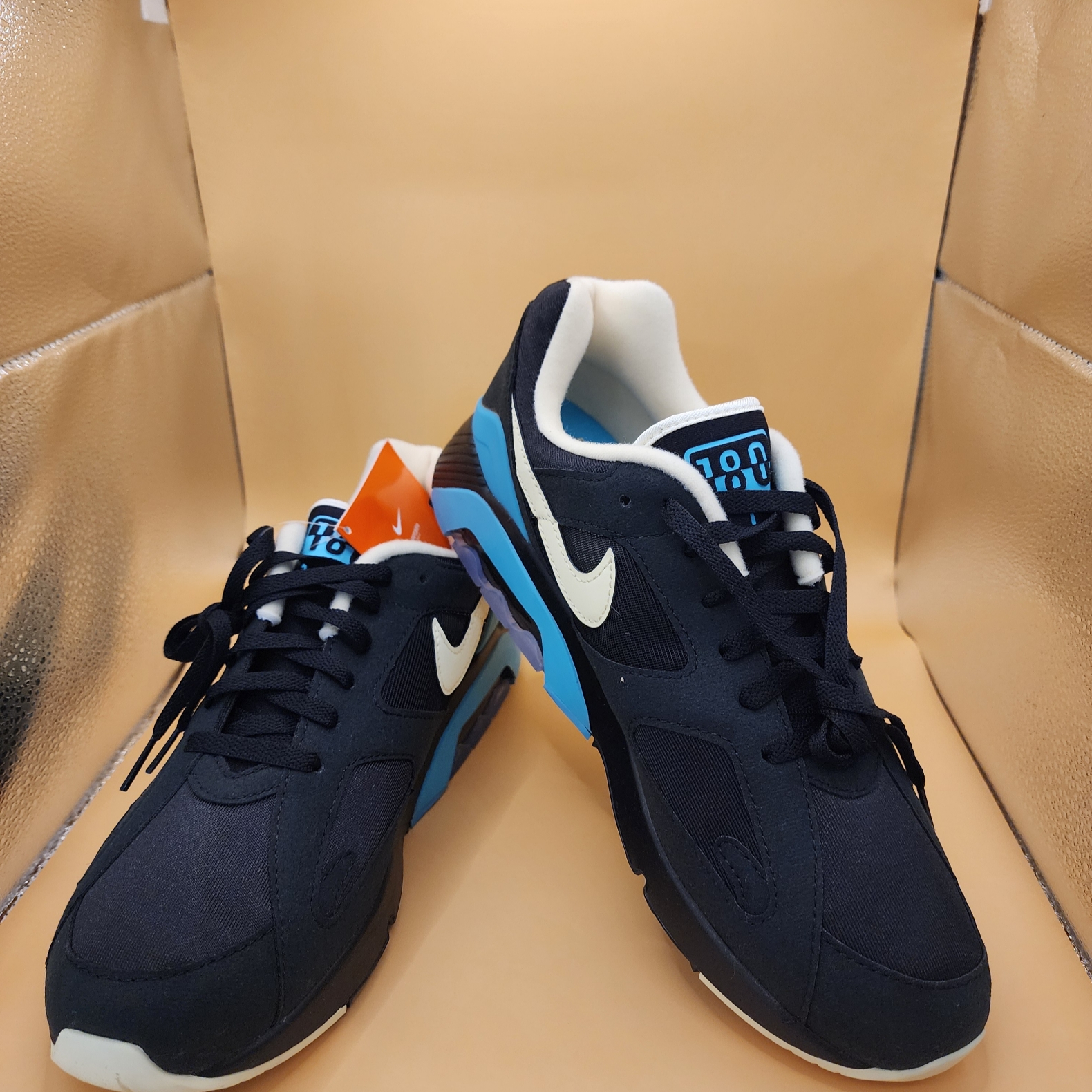 Nike Air 180 Black and Dusty Cactus 착용 스타일 - 3