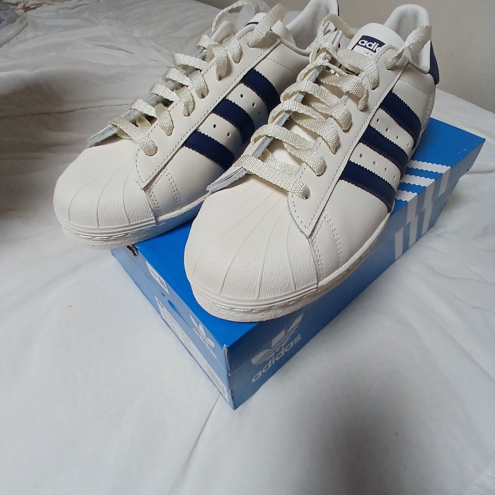 Adidas Superstar 82 White Dark Blue 착용 스타일