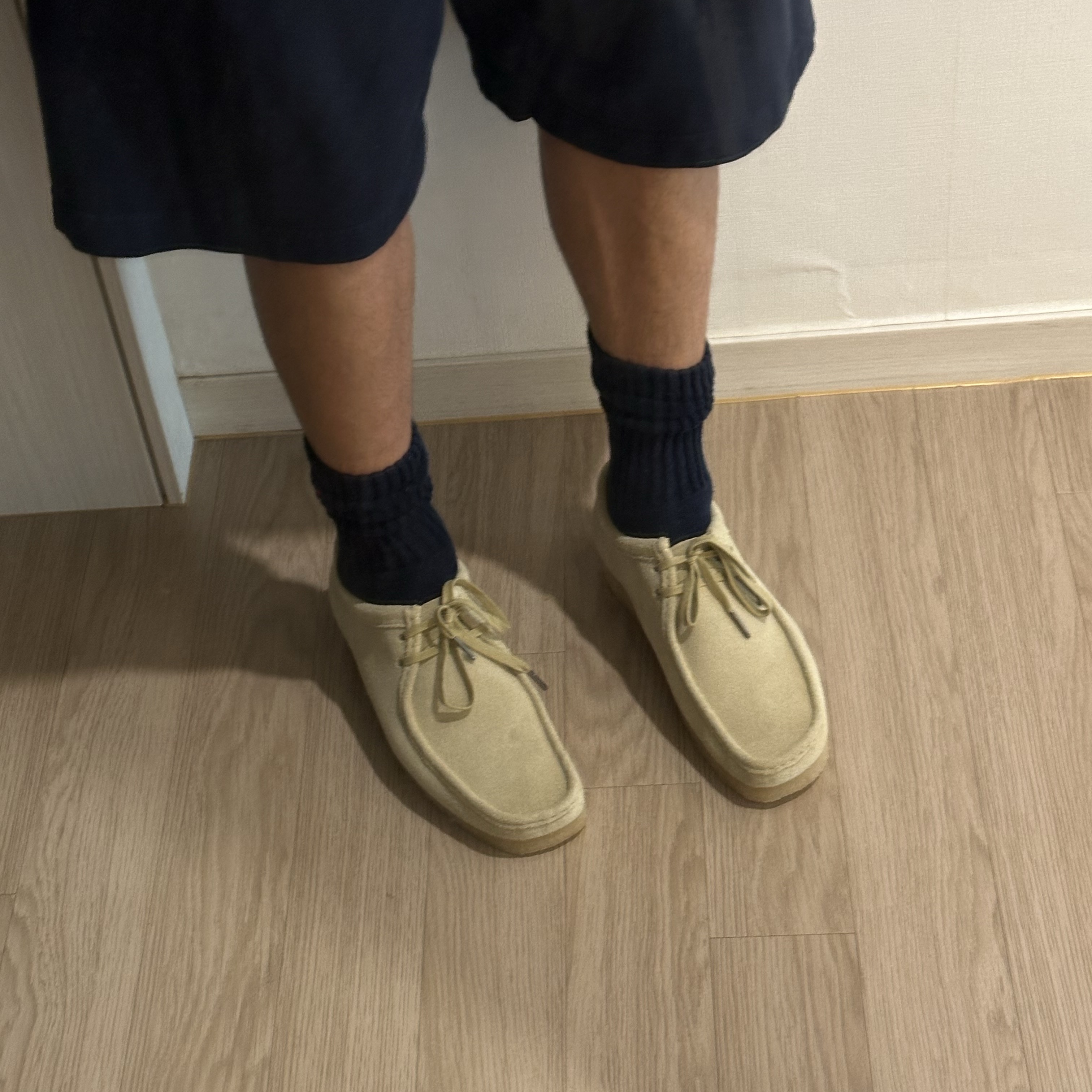 Clarks Wallabee Maple Suede 착용 스타일 - 3