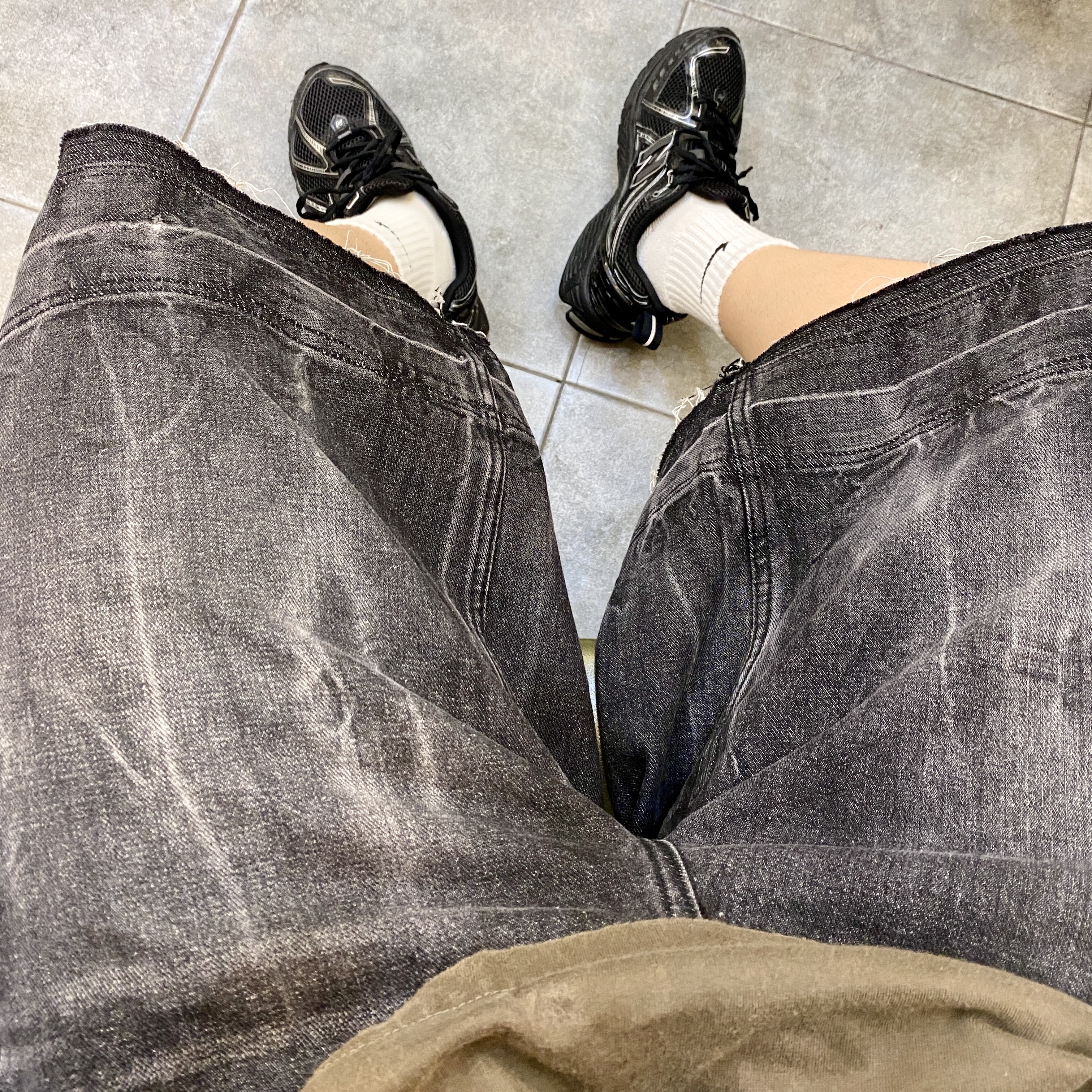 Millo Archive Layer Washed Denim Bermuda Pants Wahsed Black 착용 스타일