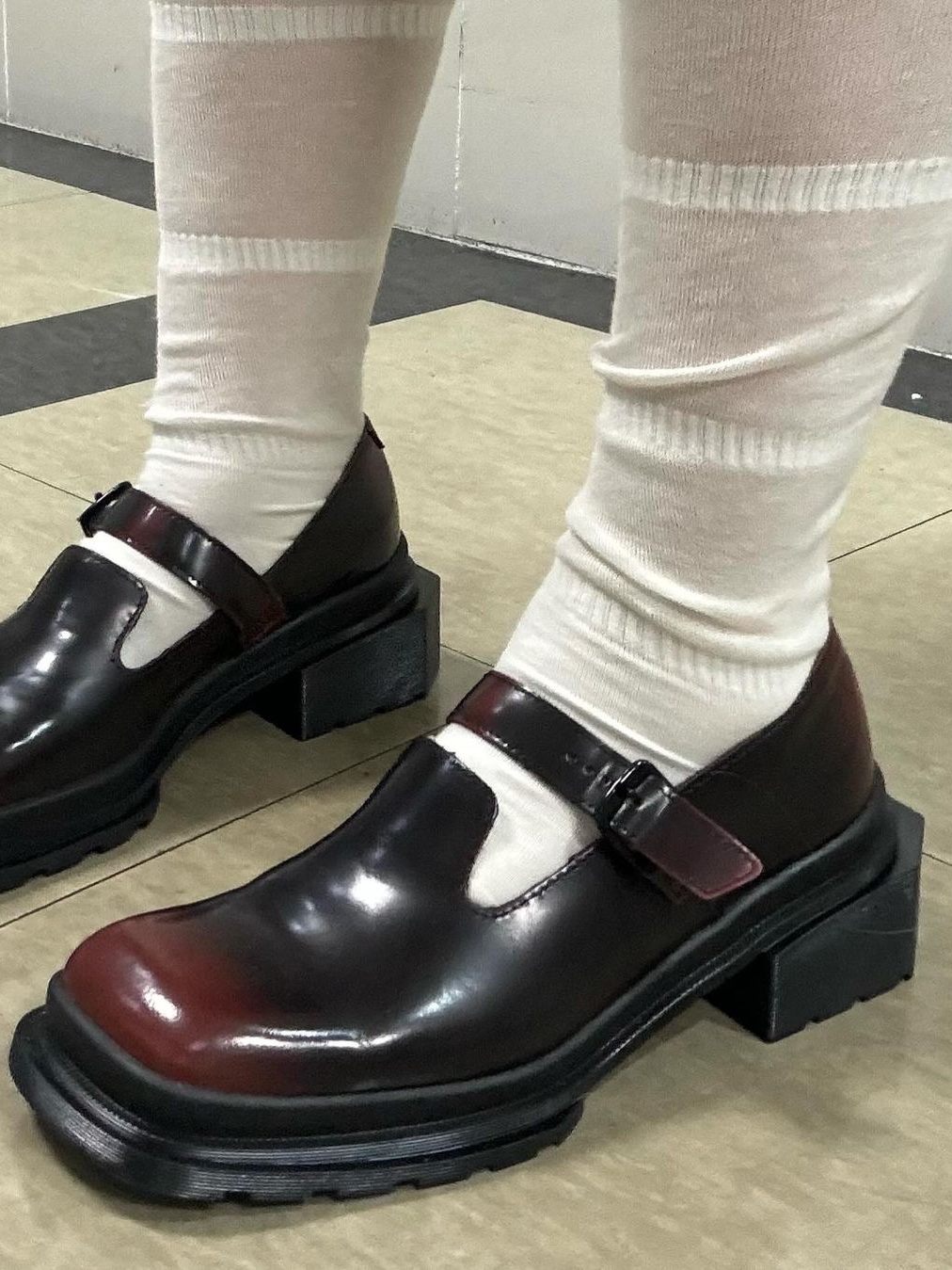 [KREAM 단독] Dr. Martens Women Maybole Mary Jane Black Cherry Red - 24FW 착용 스타일 - 1