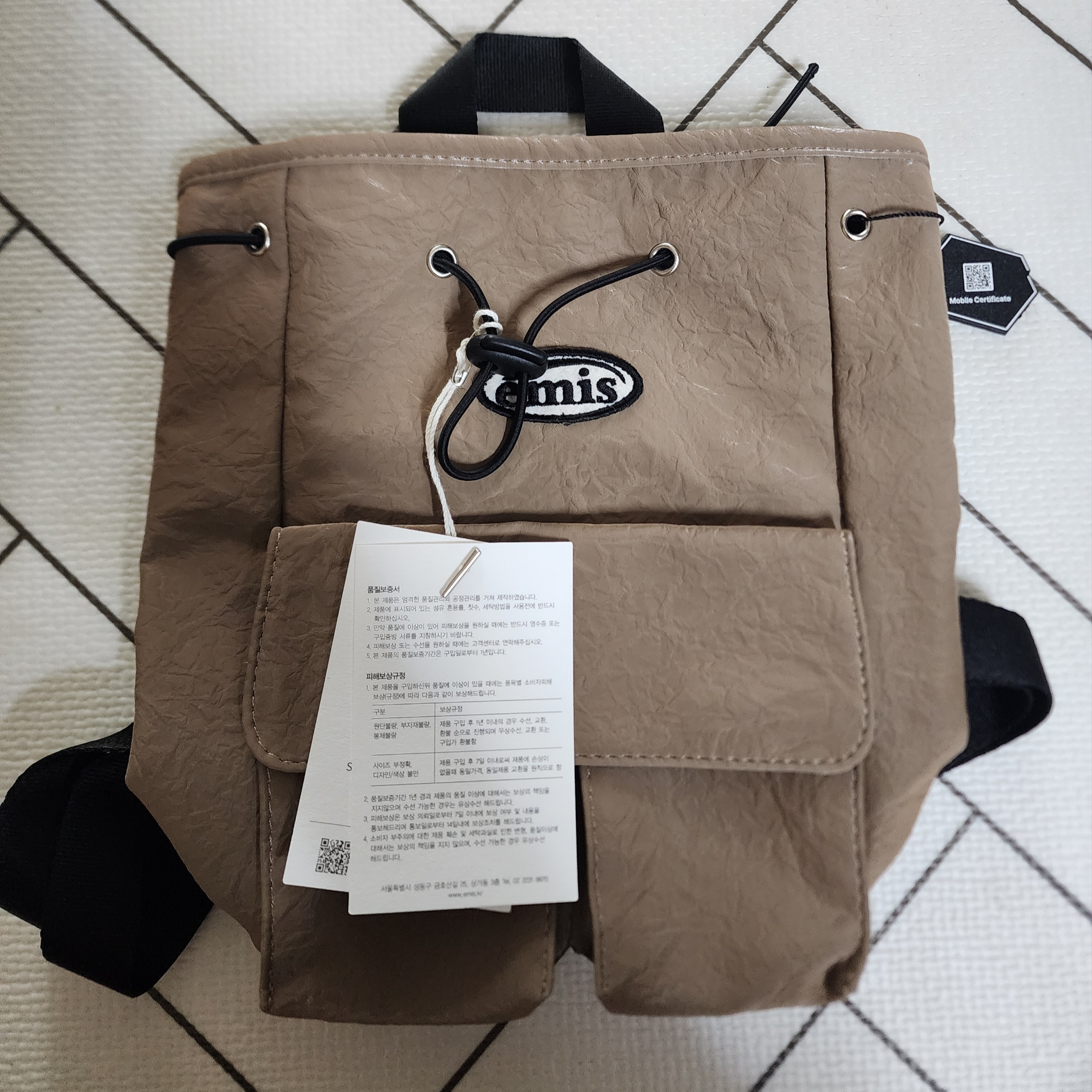 Emis Mini Wappen Pocket Backpack Beige 착용 스타일 - 1