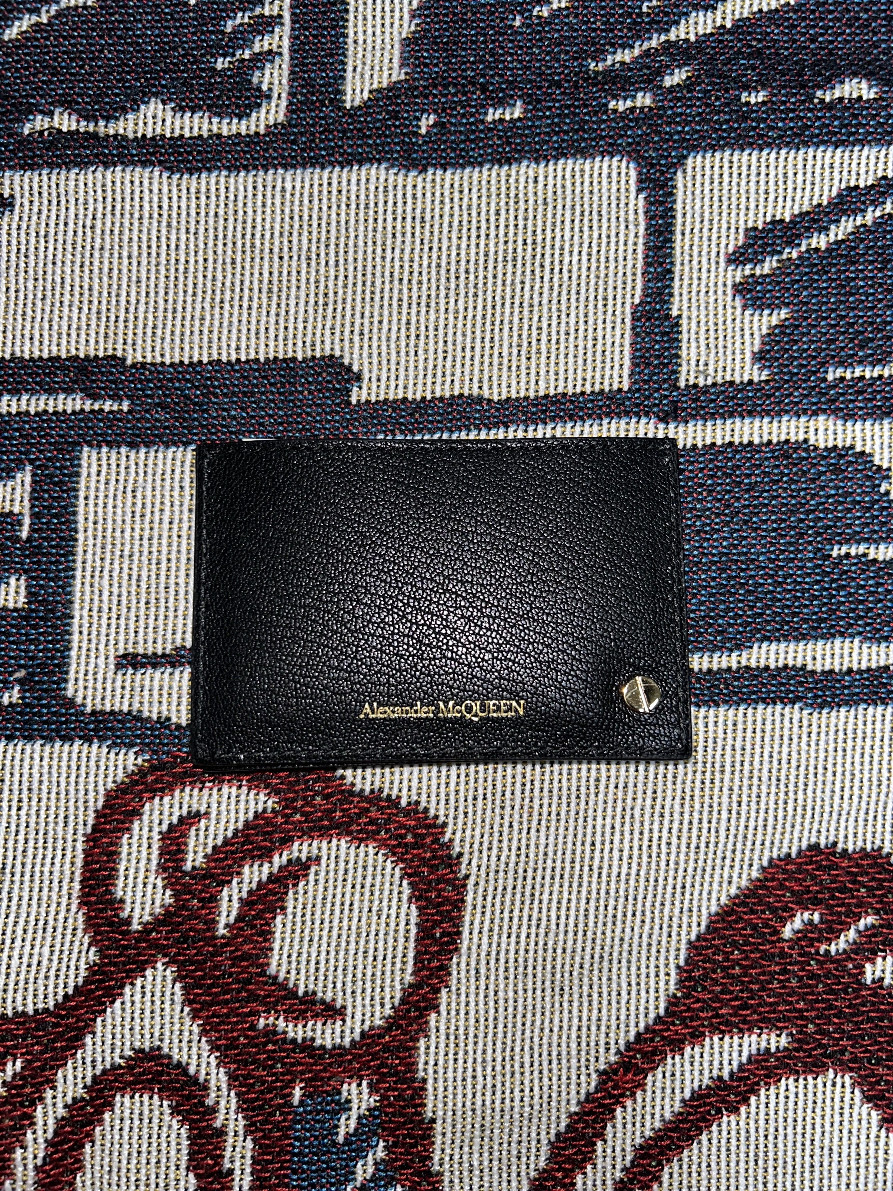 Alexander McQueen Skull Card Holder Black 착용 스타일 - 3