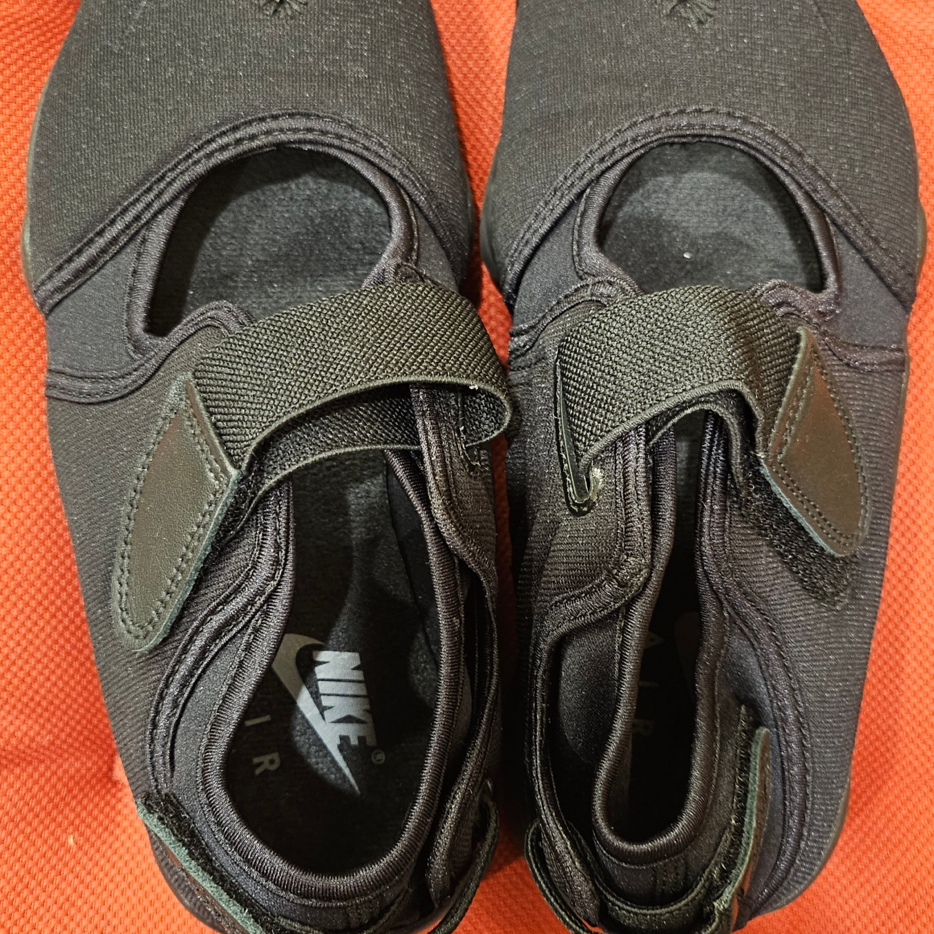 (W) Nike Air Rift Triple Black 착용 스타일 - 2