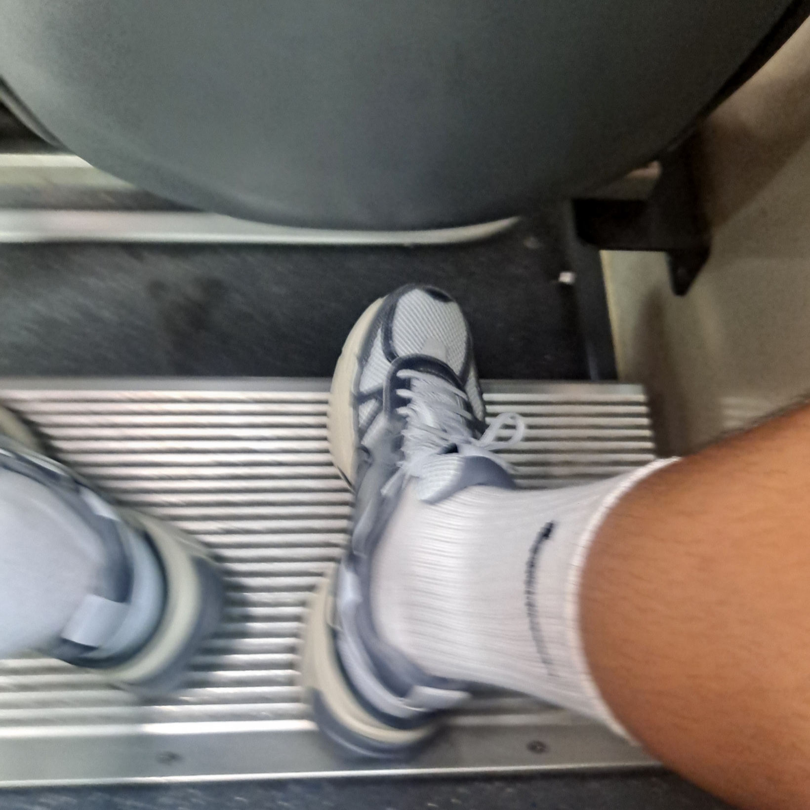 Nike V2K Run Pure Platinum Wolf Grey 착용 스타일 - 2
