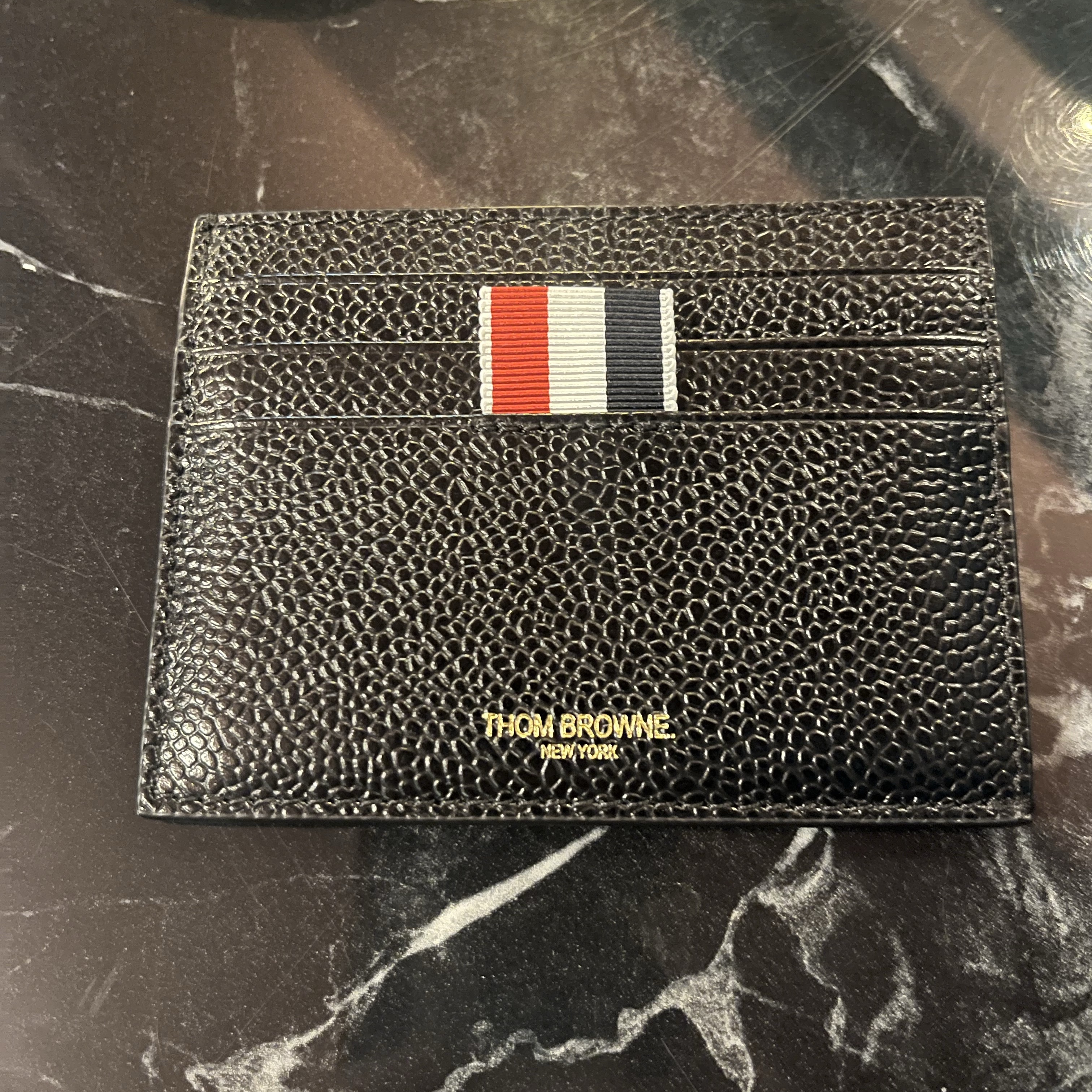 Thom Browne Pebble Grain Leather Stripe Note Compartment Card Holder Black 착용 스타일