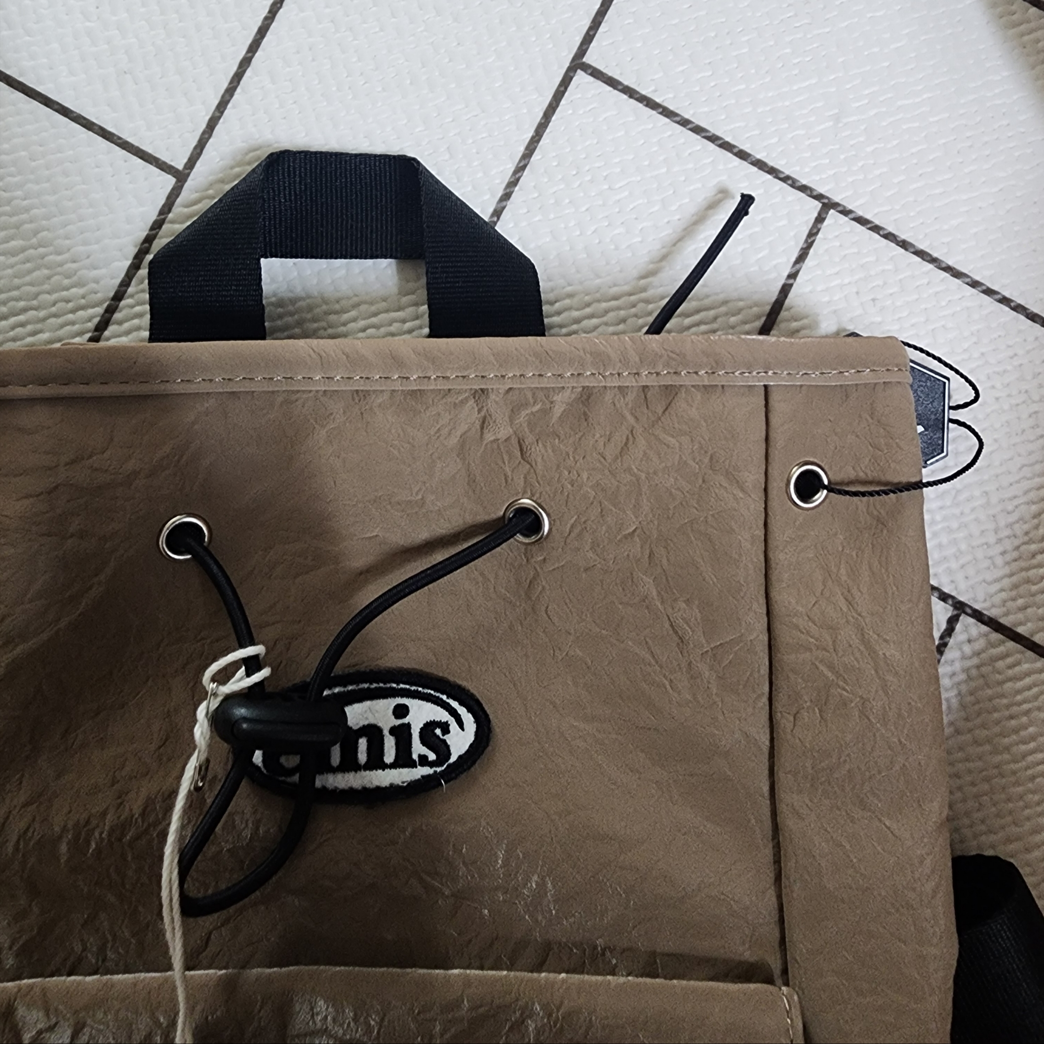 Emis Mini Wappen Pocket Backpack Beige 착용 스타일 - 2