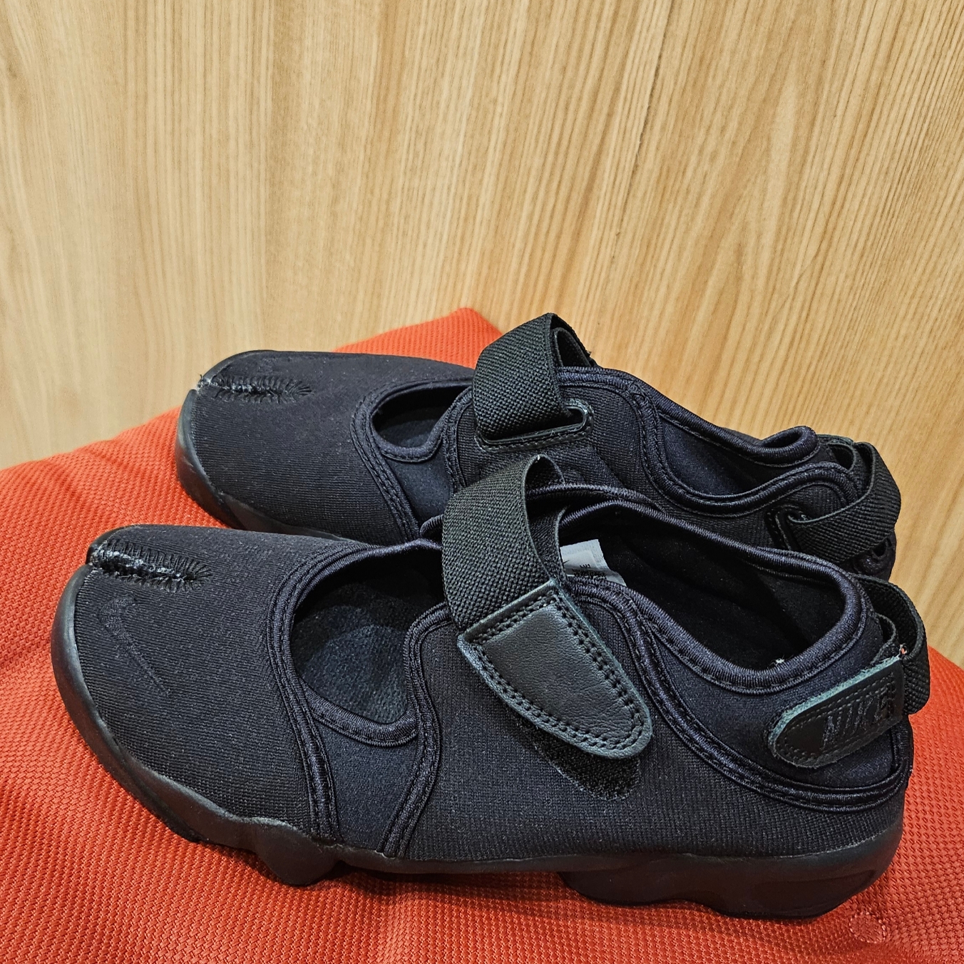(W) Nike Air Rift Triple Black 착용 스타일 - 1