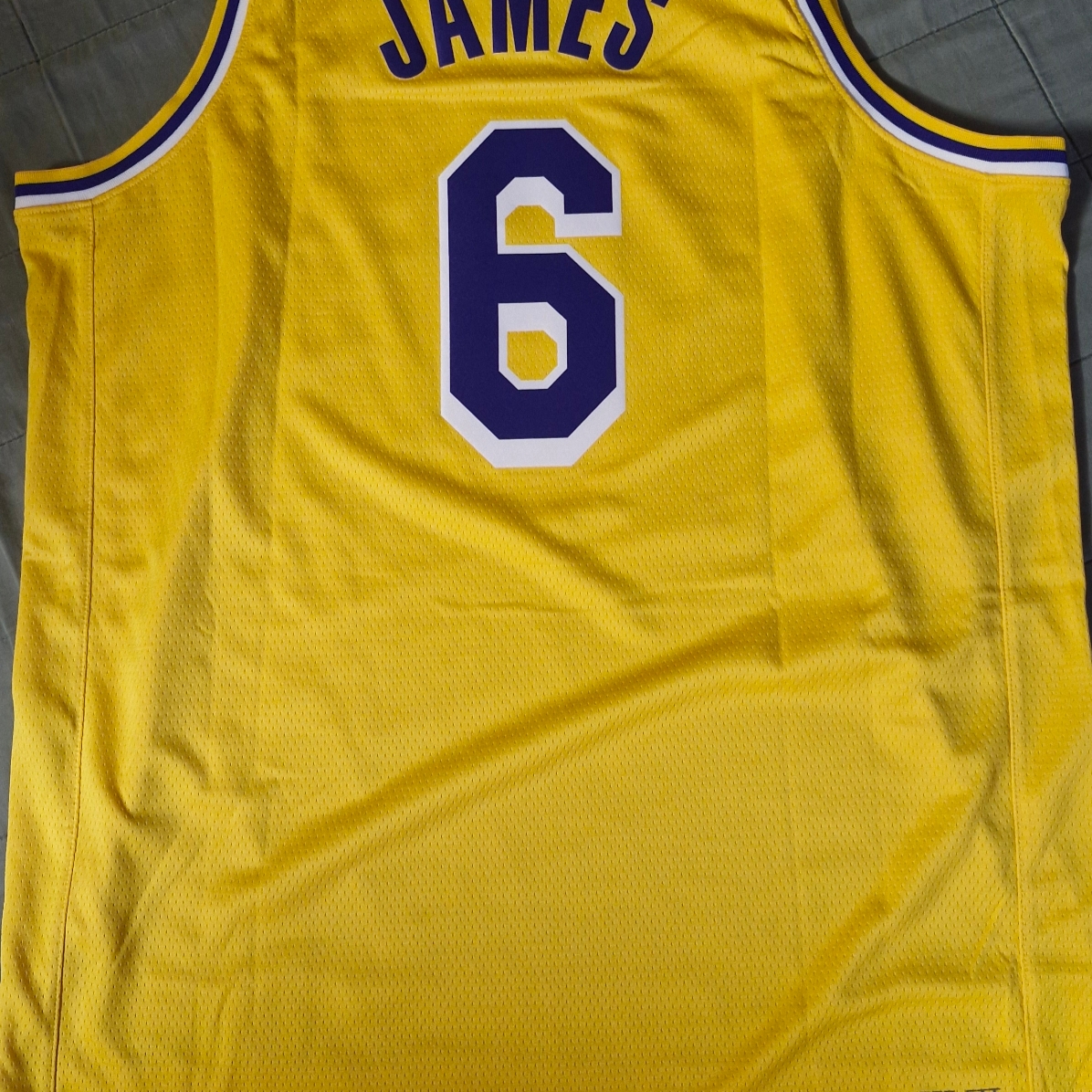 Nike LeBron James LA Lakers Icon Edition Jersey Amarillo 착용 스타일 - 2