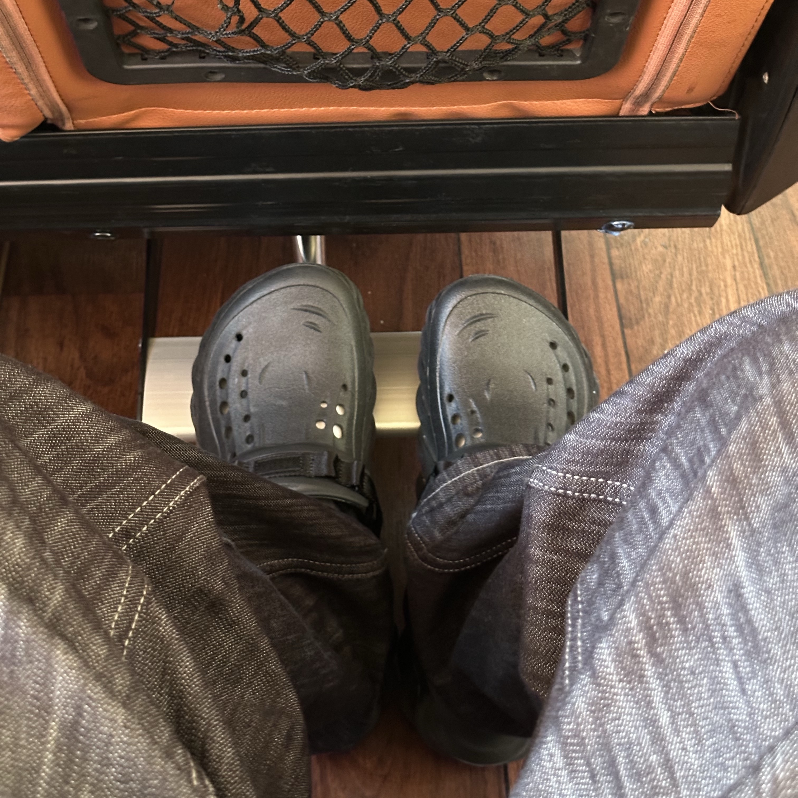 Crocs Echo Clog Black 착용 스타일