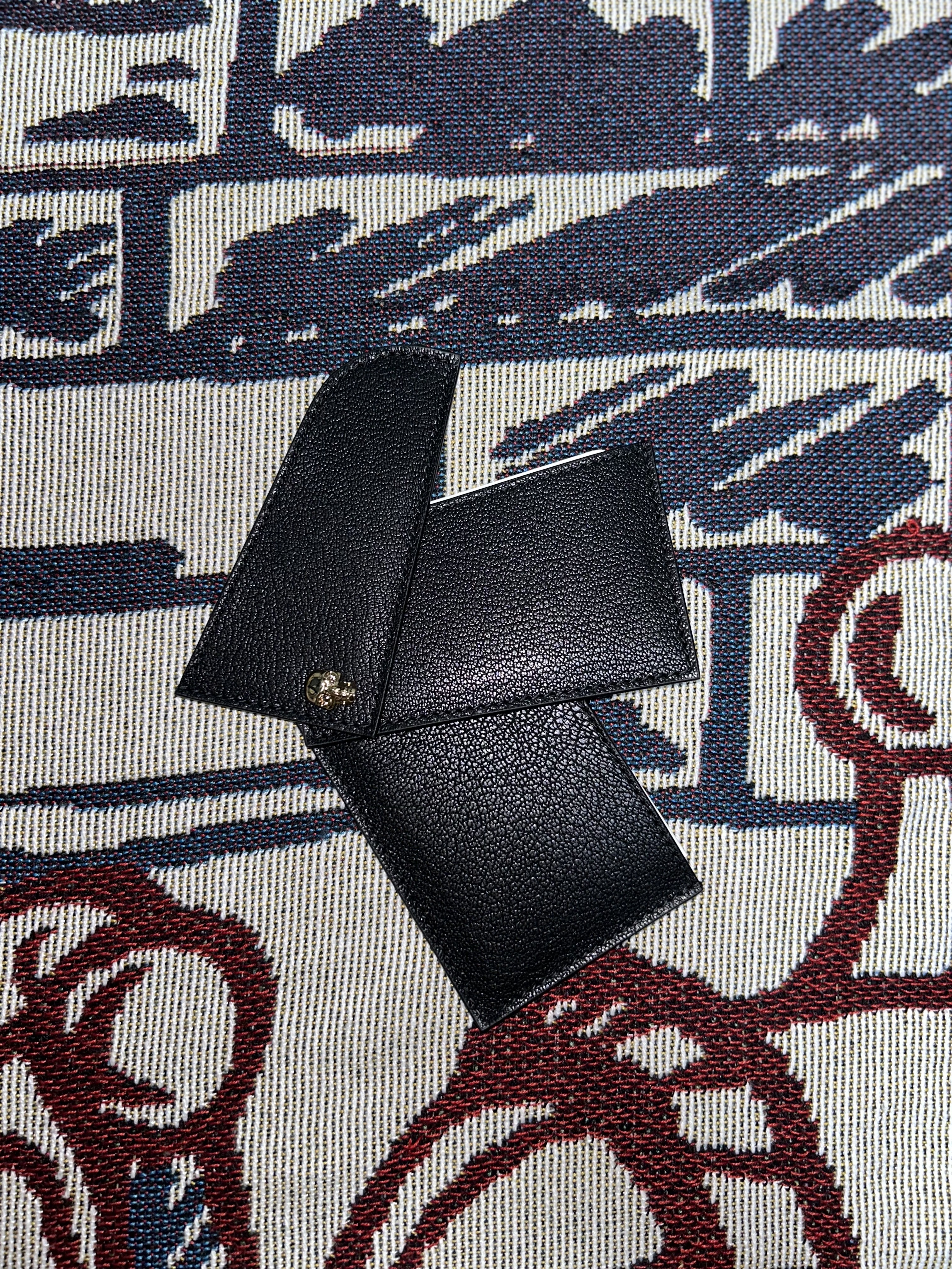Alexander McQueen Skull Card Holder Black 착용 스타일 - 4