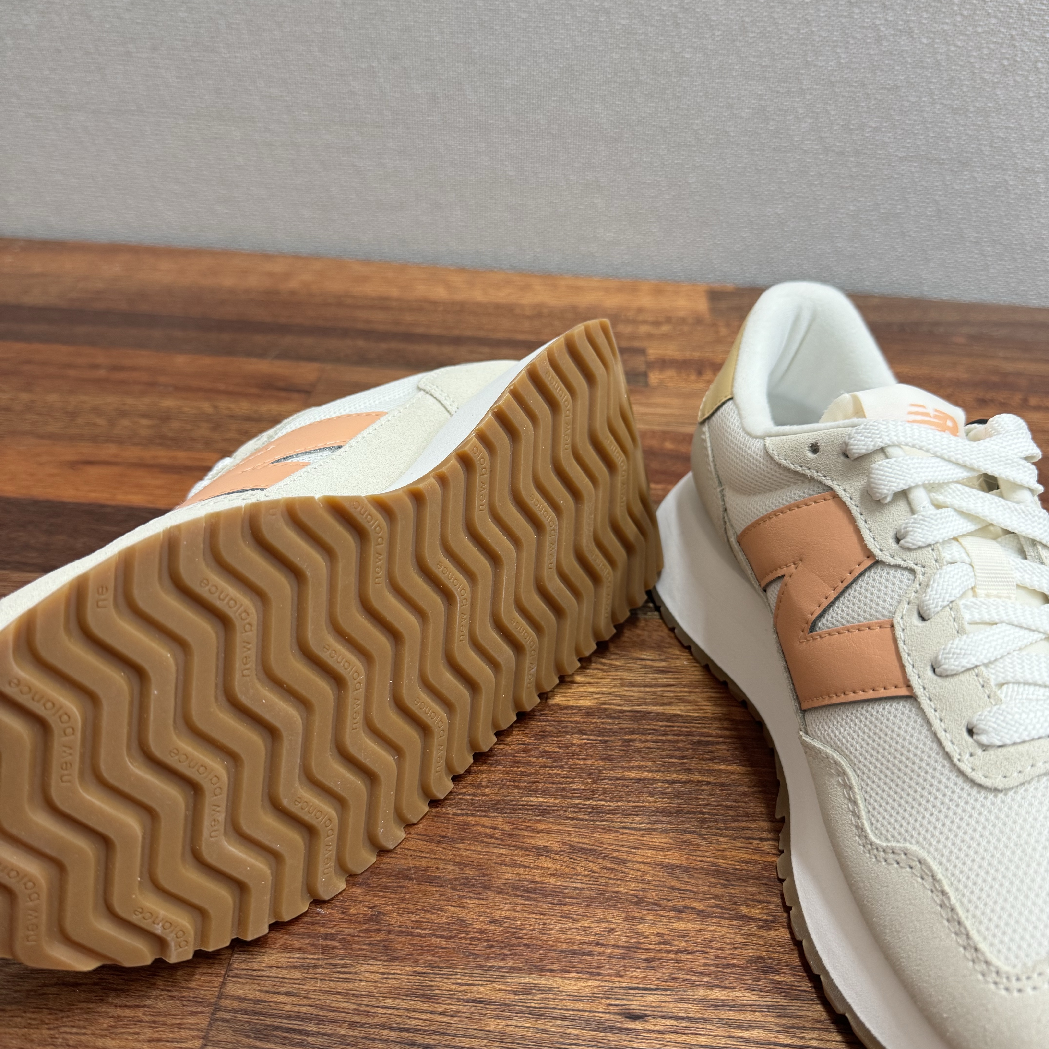 (W) New Balance 237 Beige Orange 착용 스타일 - 4