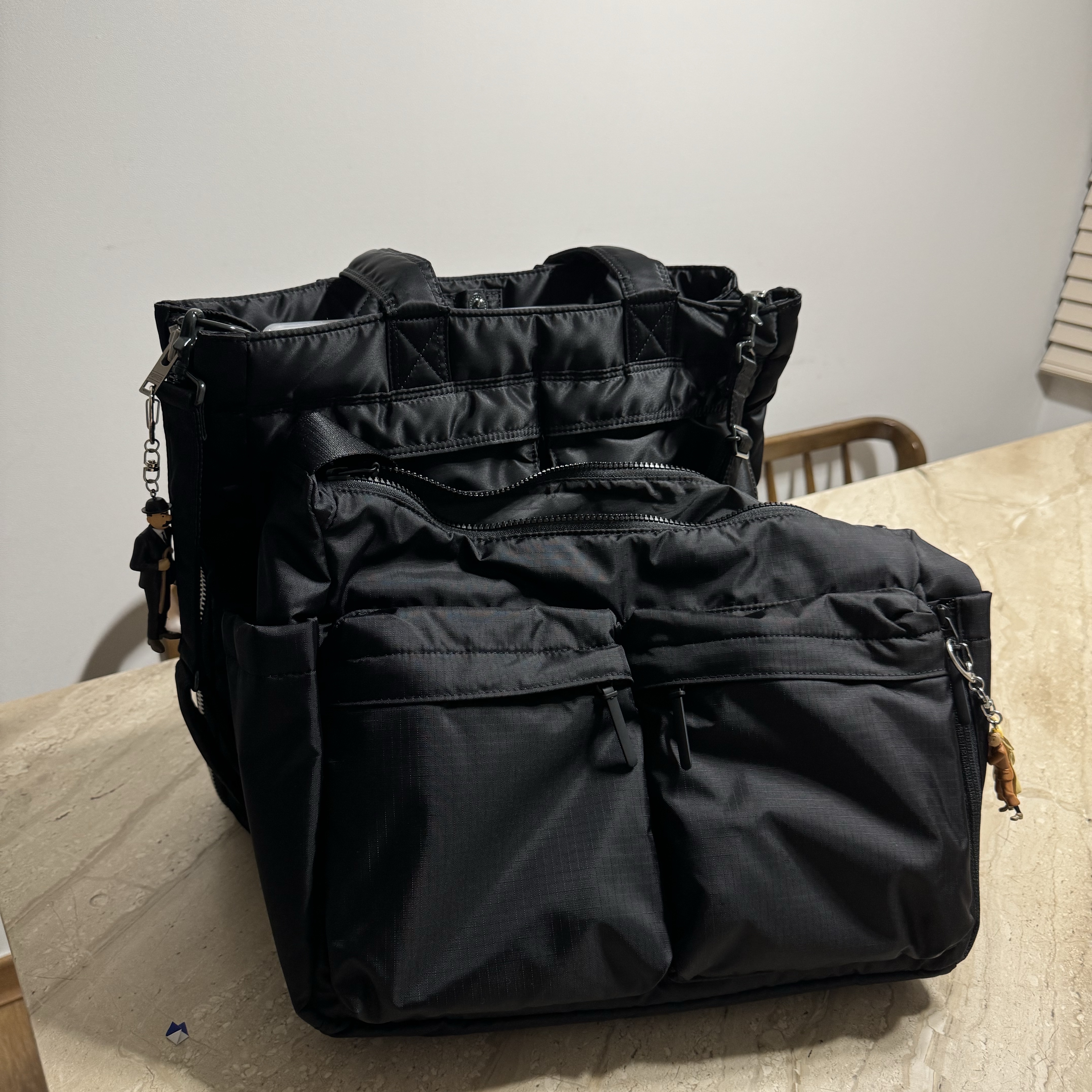 Uniqlo Multi Pocket Shoulder Bag Black 착용 스타일 - 1