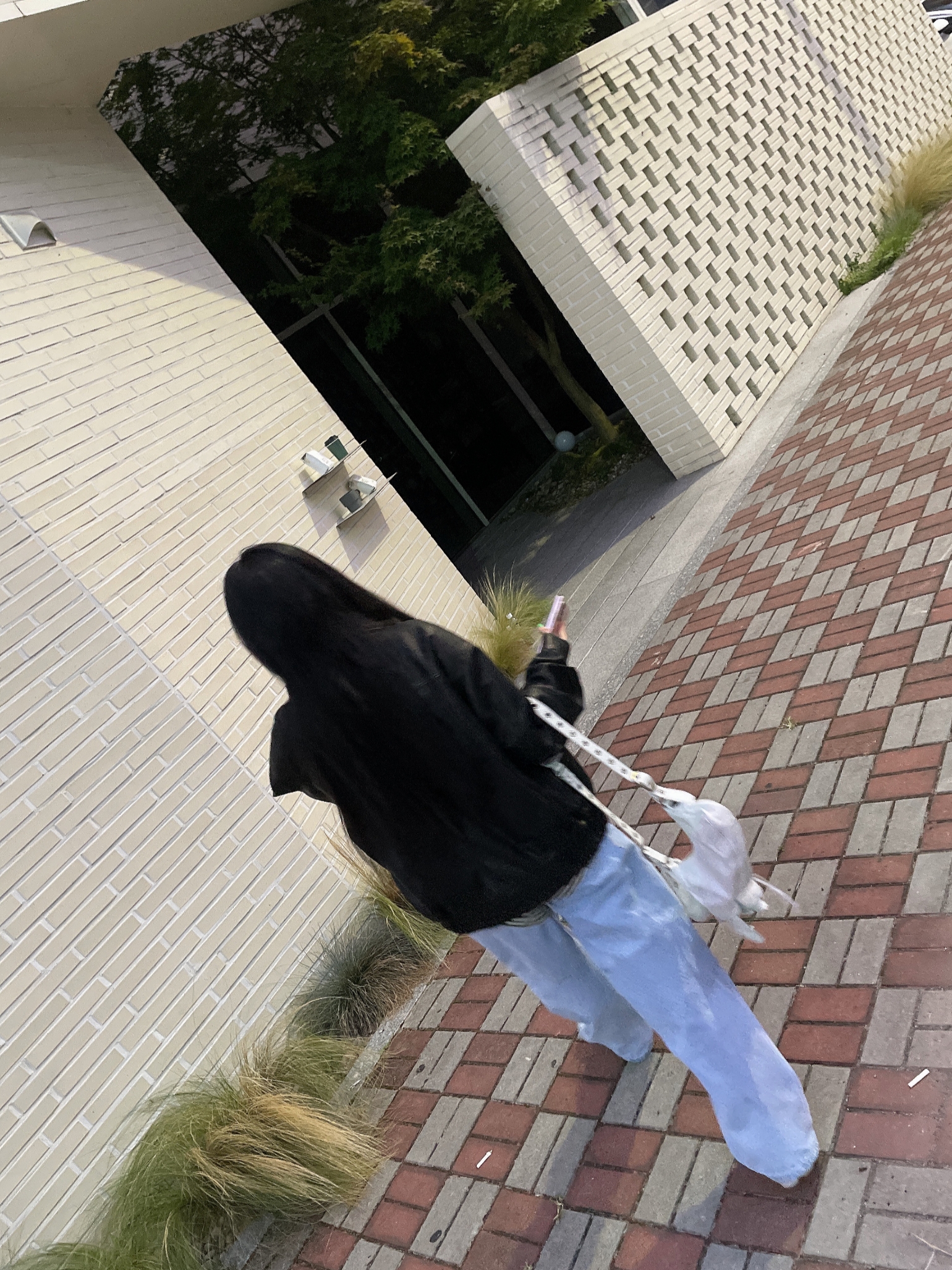 (W) On Running x Post Archive Faction (Paf) Cloudmonster 2 Moondust Chalk, Balenciaga Arena Lambskin Le Cagole XS Shoulder Bag White 착용 스타일 - 3