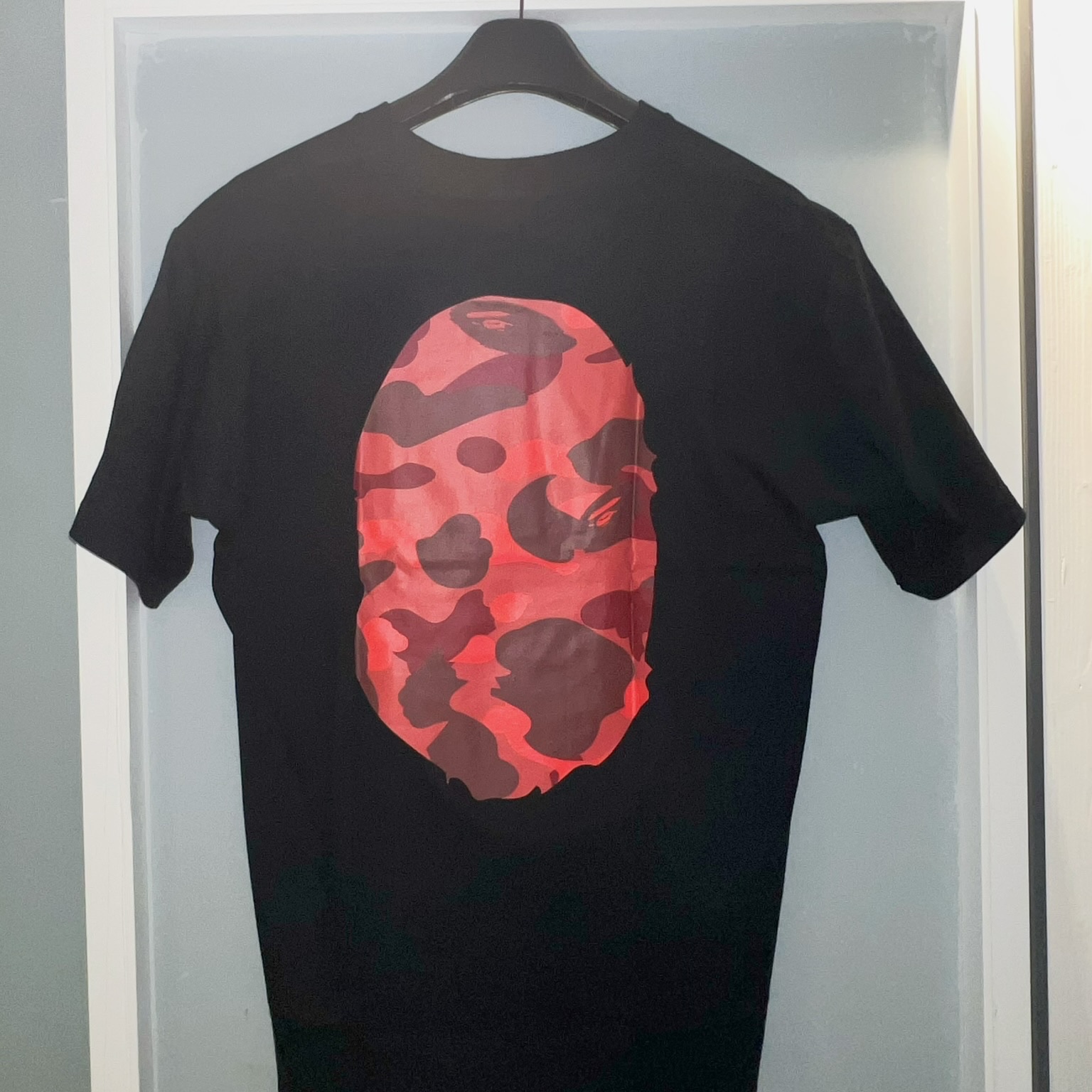 BAPE Color Camo Big Ape Head T-Shirt Black Red, BAPE Color Camo Big Ape Head T-Shirt White Red 착용 스타일 - 3