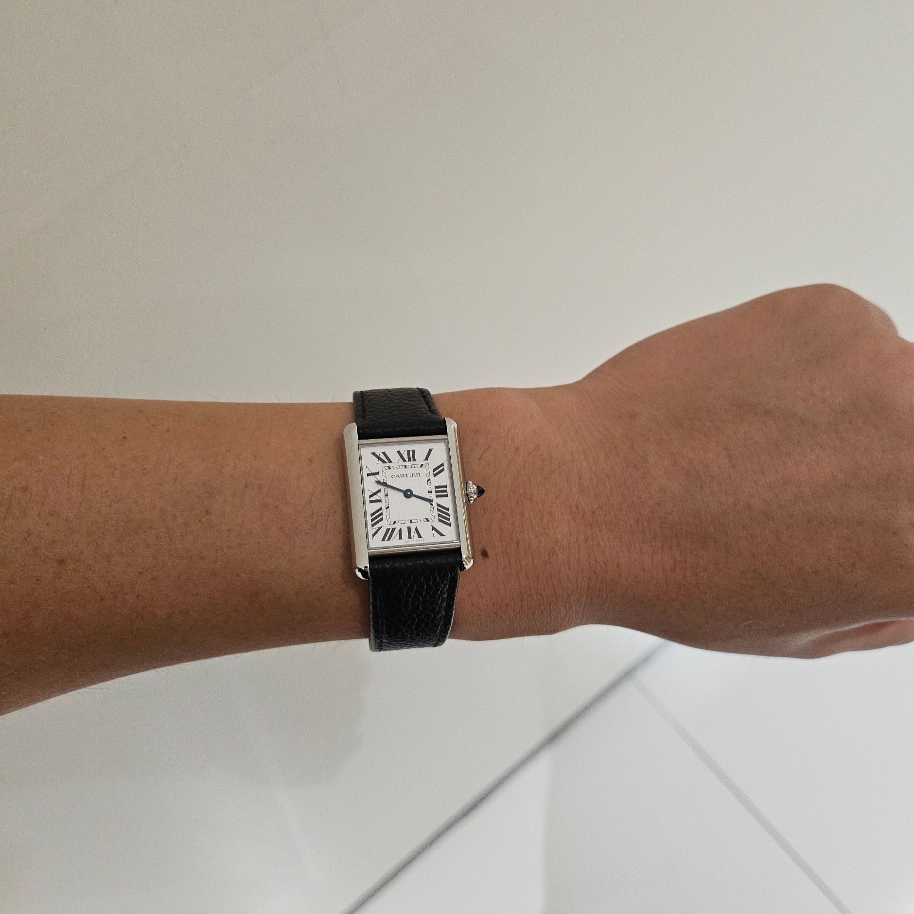 Cartier Tank Must Watch Large Quartz Steel Calfskin Black 착용 스타일