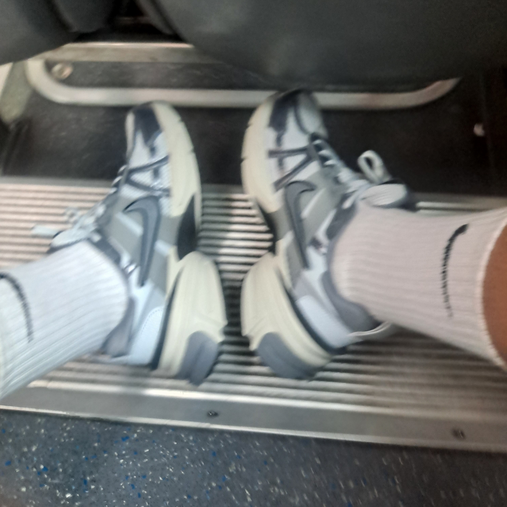 Nike V2K Run Pure Platinum Wolf Grey 착용 스타일 - 1