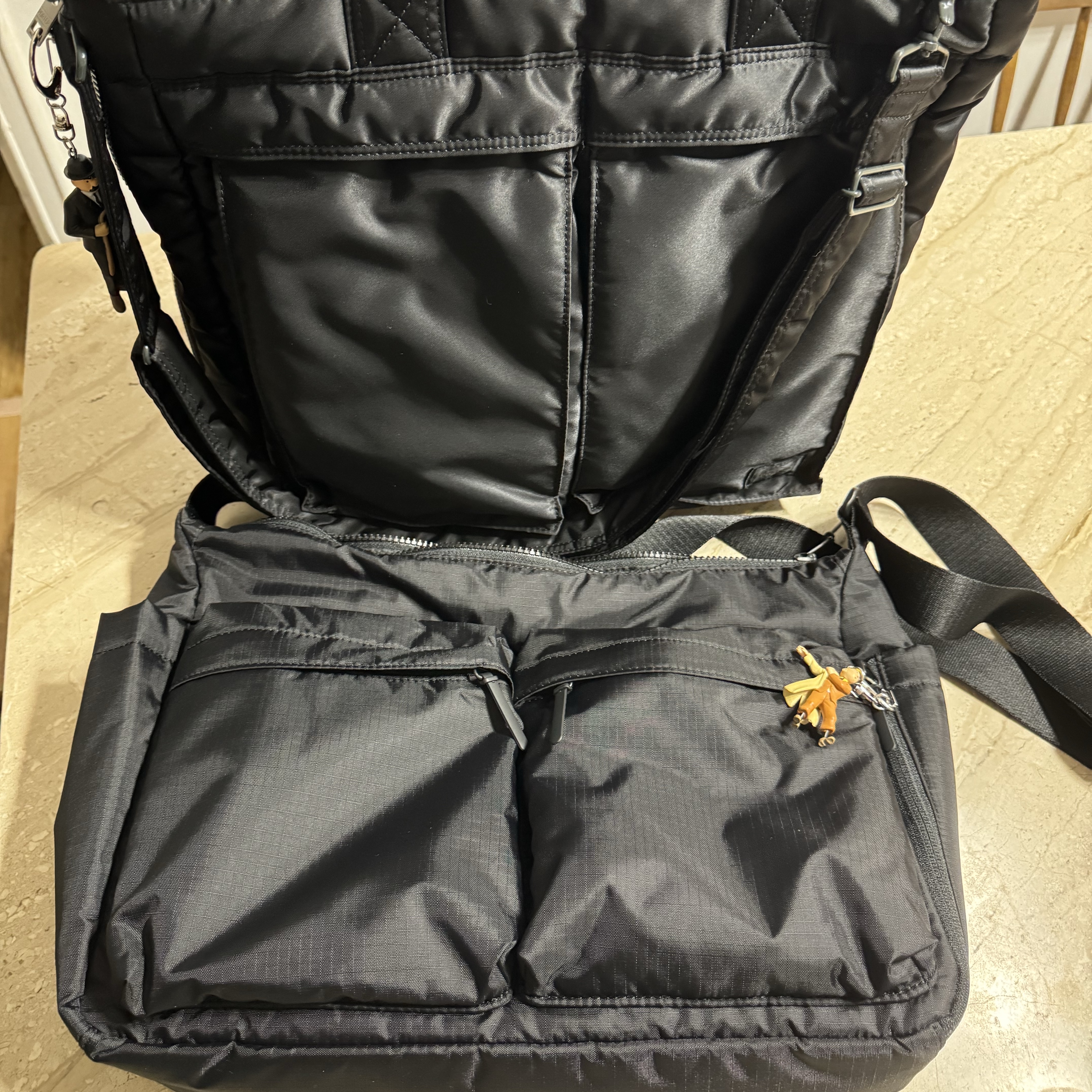 Uniqlo Multi Pocket Shoulder Bag Black 착용 스타일 - 3
