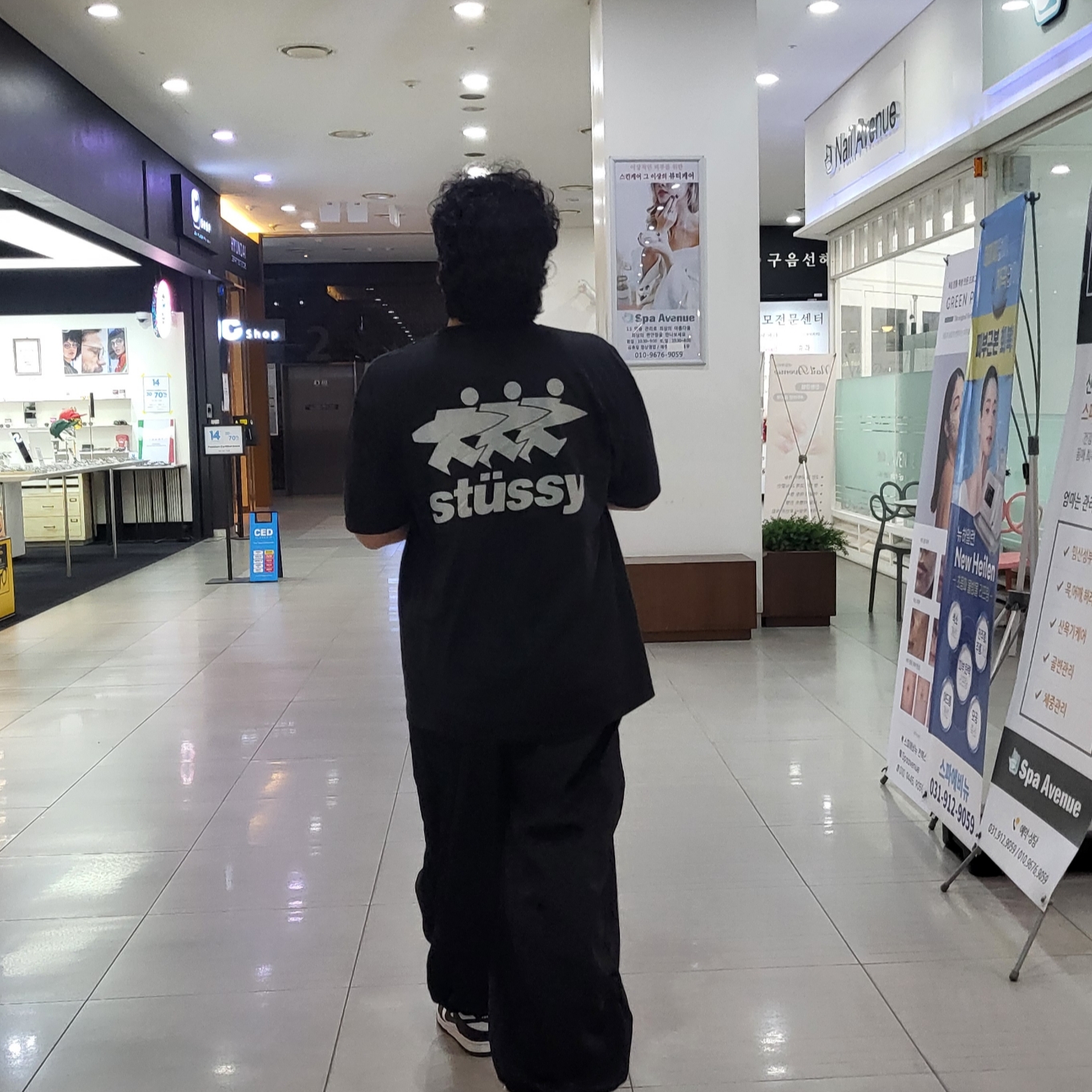 Stussy Surfwalk Pigment Dyed T-Shirt Black 착용 스타일 - 2