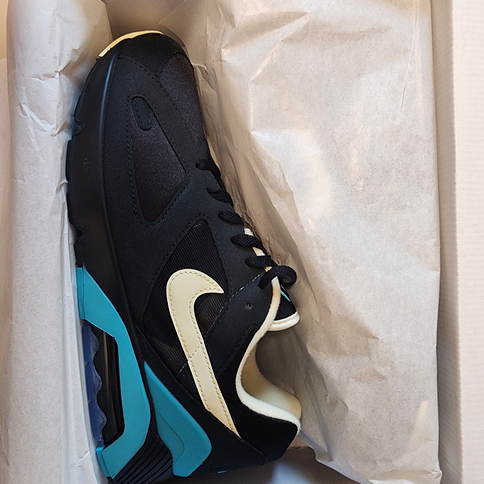 Nike Air 180 Black and Dusty Cactus 착용 스타일 - 8