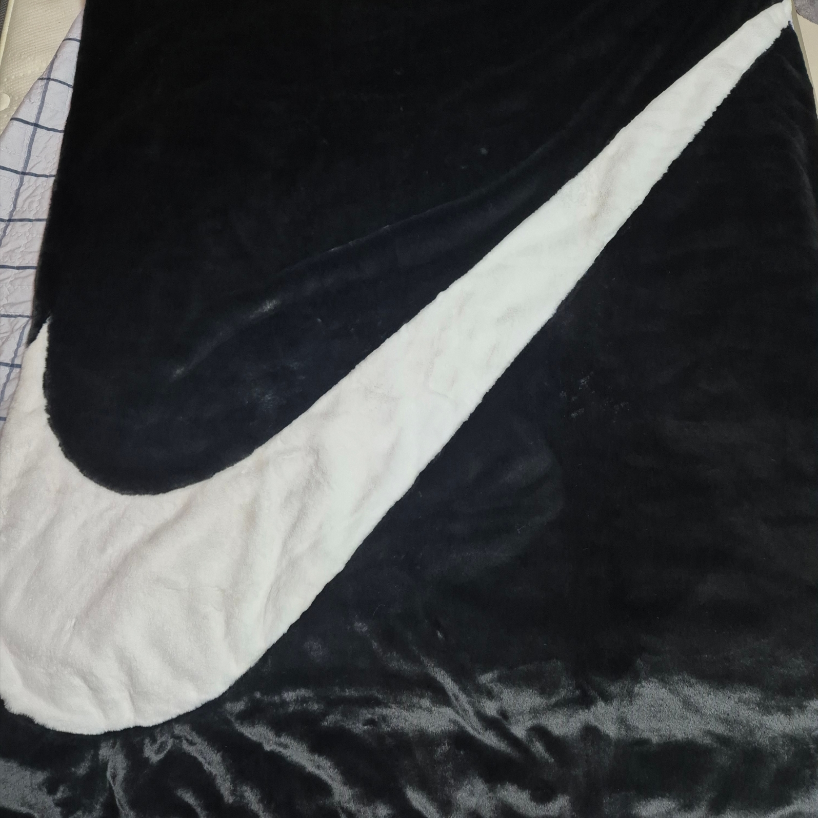 Nike NSW Faux Fur Blanket Black White 착용 스타일