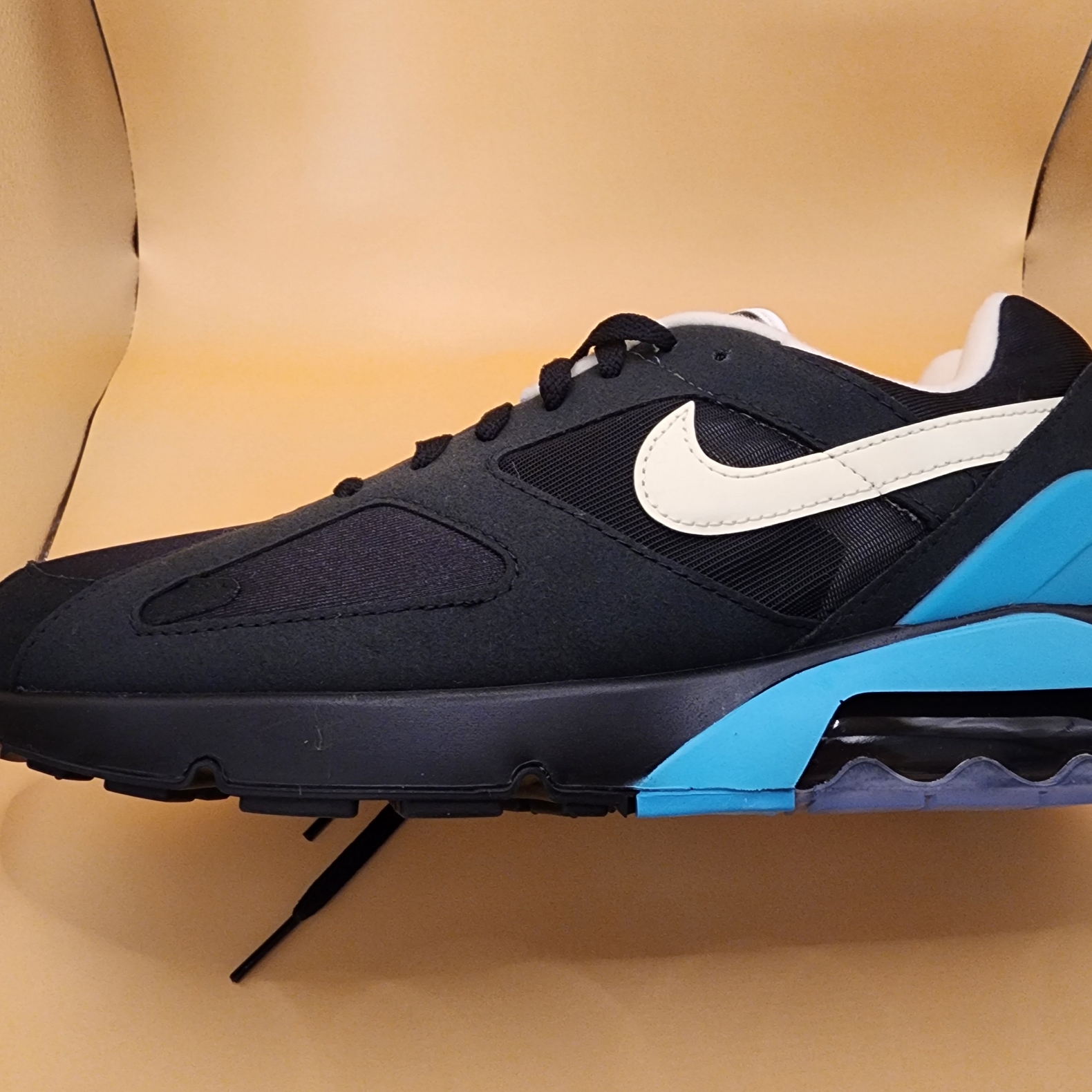 Nike Air 180 Black and Dusty Cactus 착용 스타일 - 1
