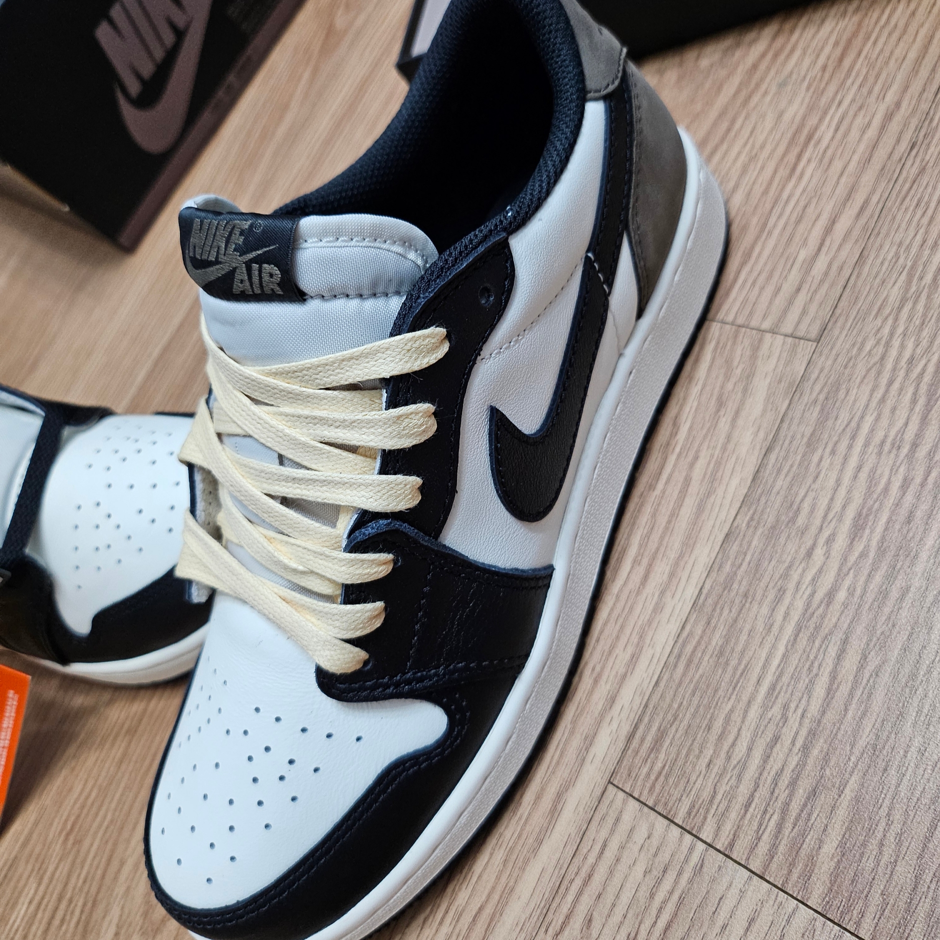 Jordan 1 Retro Low OG Mocha 착용 스타일 - 2