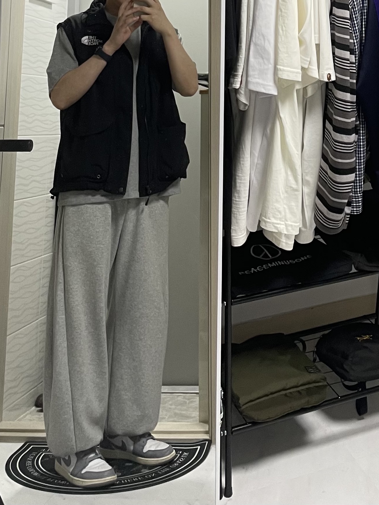 Supreme x The North Face Trekking Convertible Jacket Black - 22SS, Jordan 1 Low Stealth and White 착용 스타일 - 2