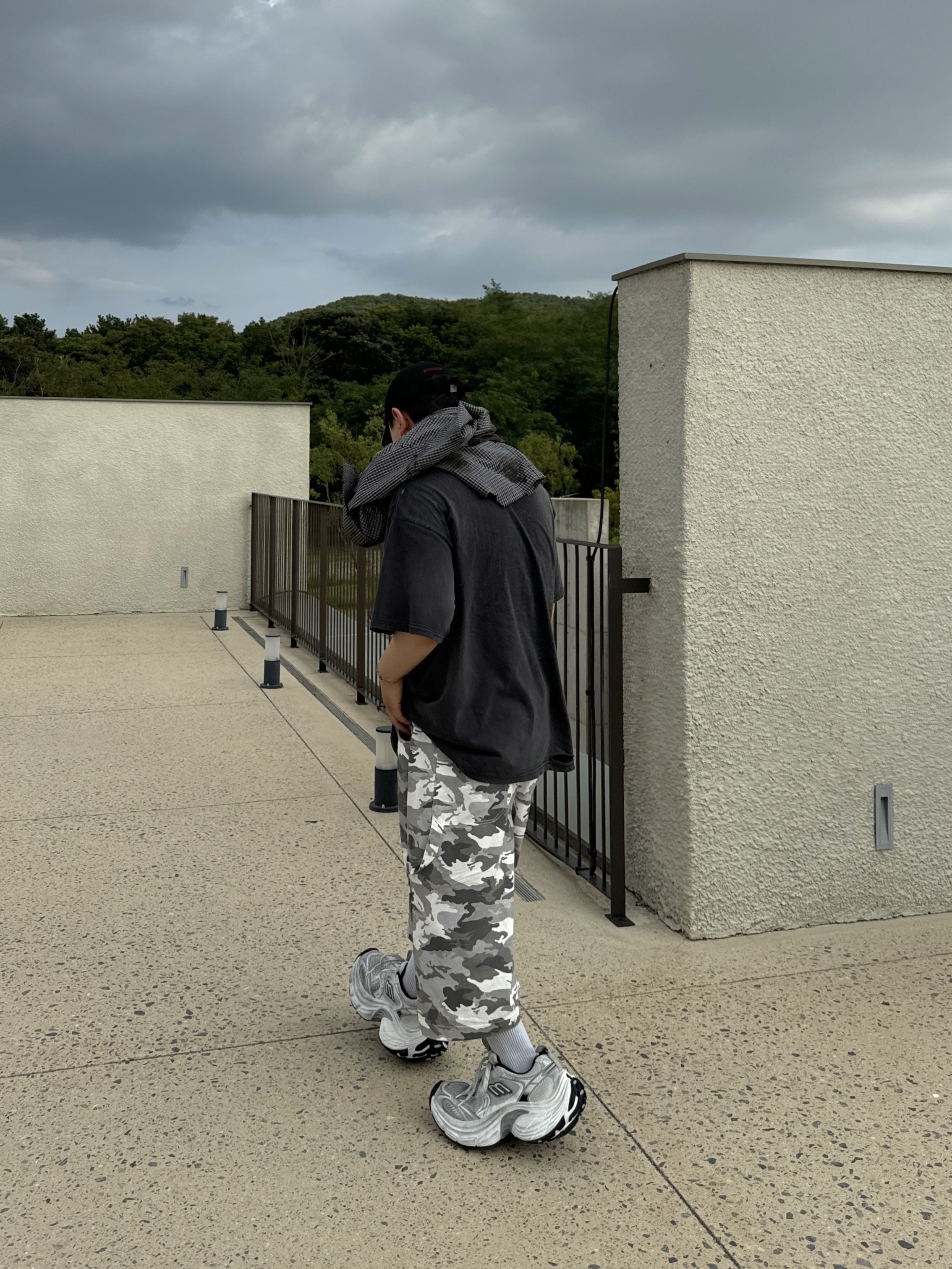 Balenciaga 10XL Sneakers White Grey Silver Black 착용 스타일