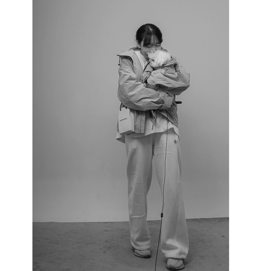 Balenciaga Mini Shopping Bag Phone Holder White, Adidas Yeezy Boost 350 V2 Flax 2022 착용 스타일