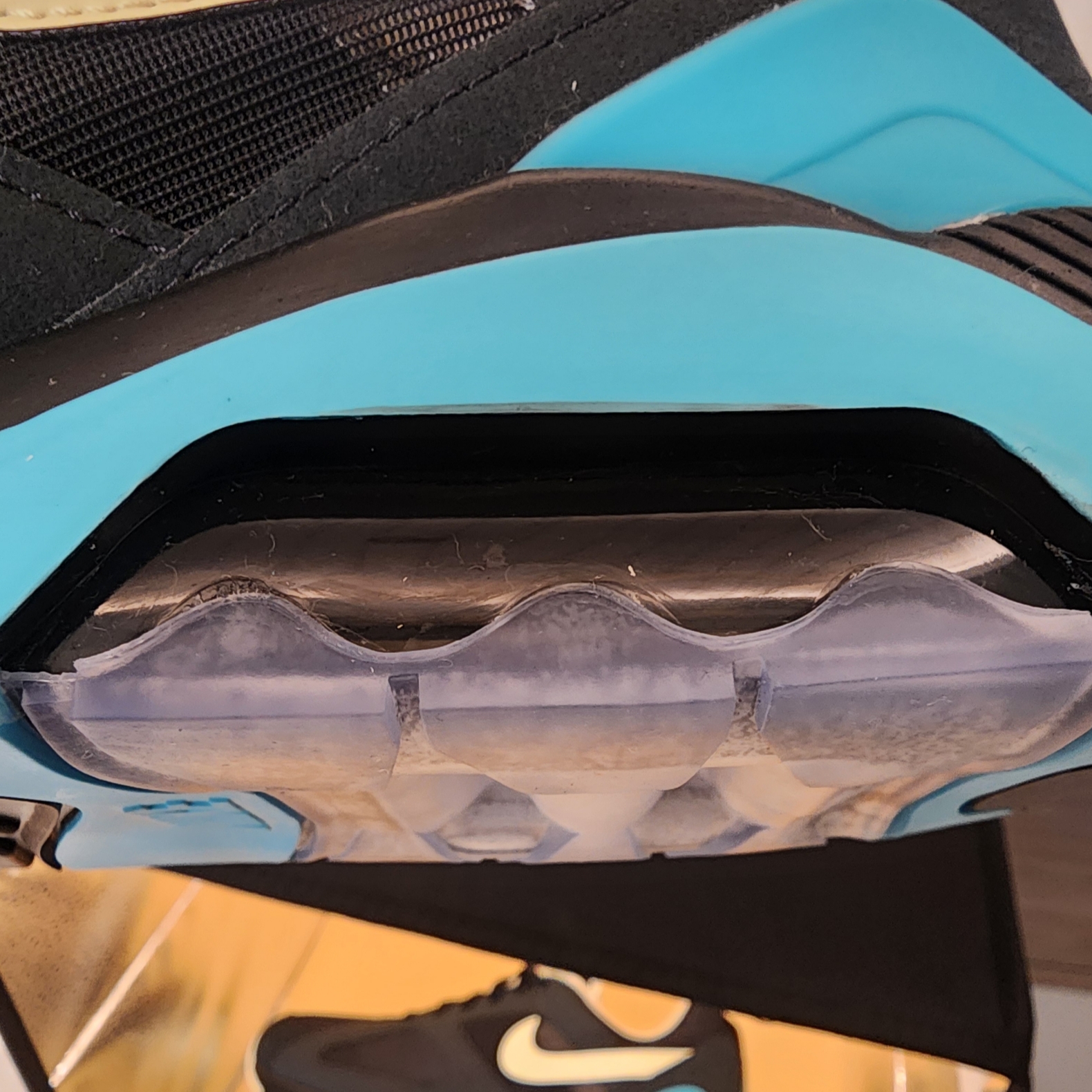 Nike Air 180 Black and Dusty Cactus 착용 스타일 - 6