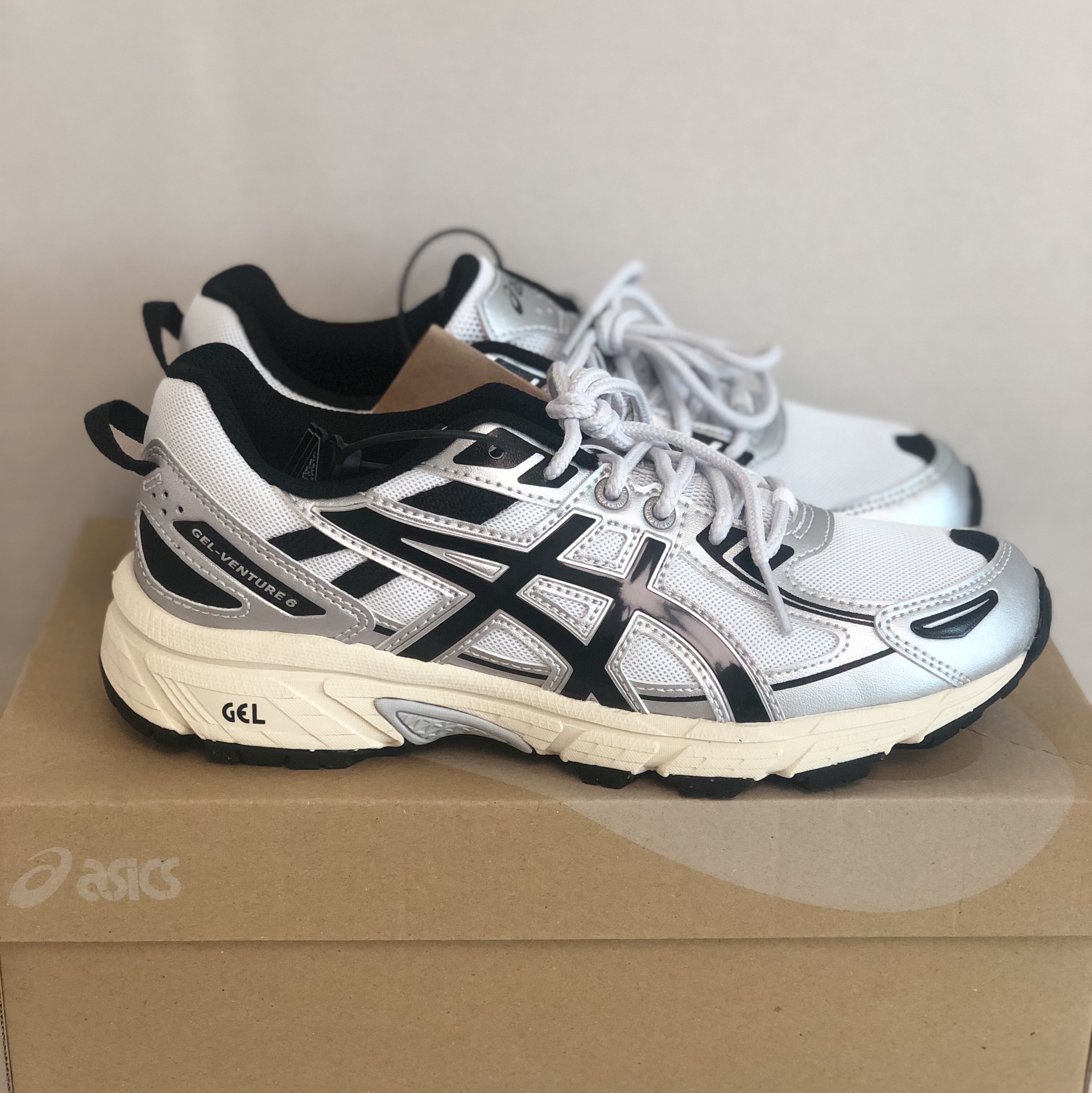 Asics Gel-Venture 6 White Black 착용 스타일