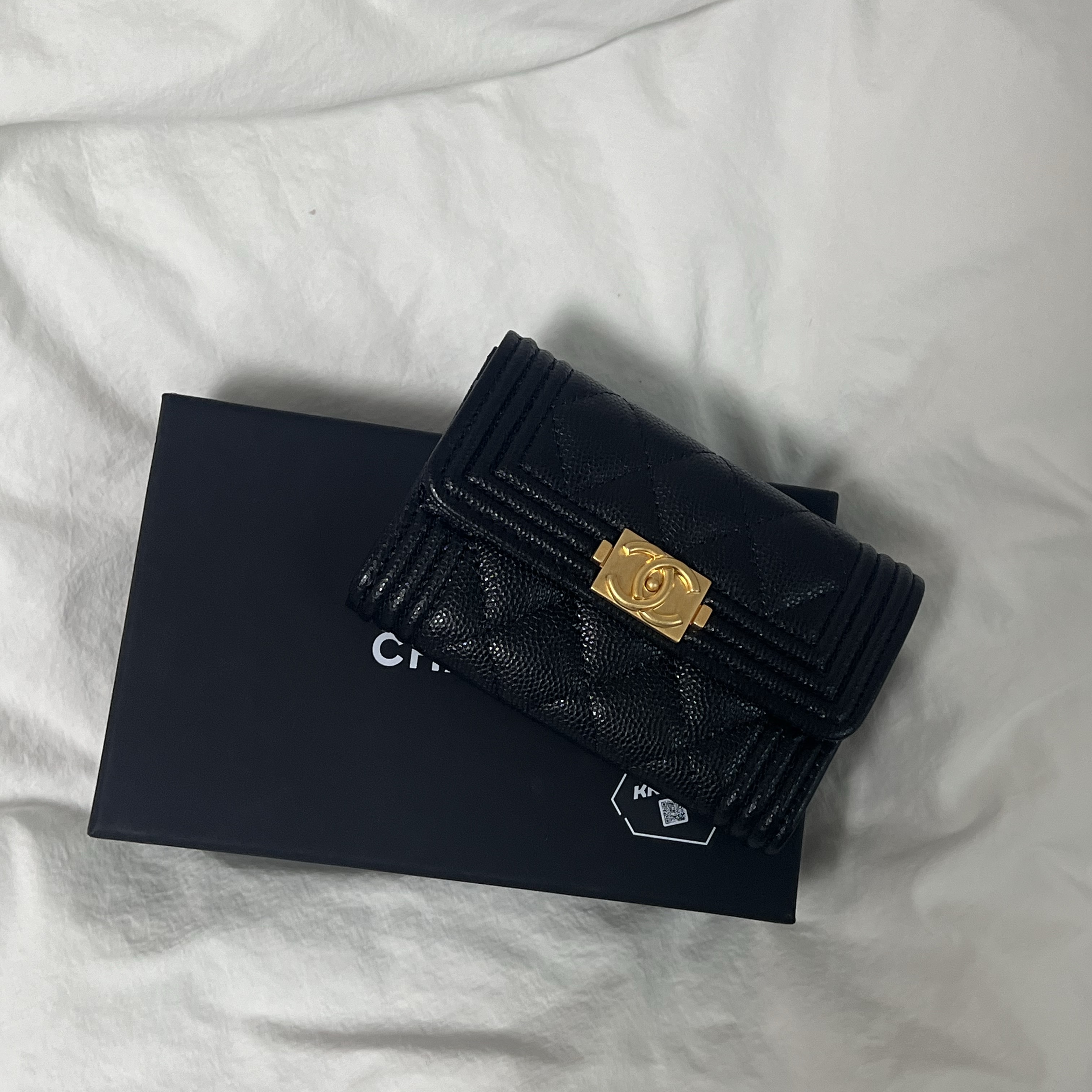 Chanel Boy Chanel Flap Card Holder Grained Calfskin & Gold Black 착용 스타일 - 2