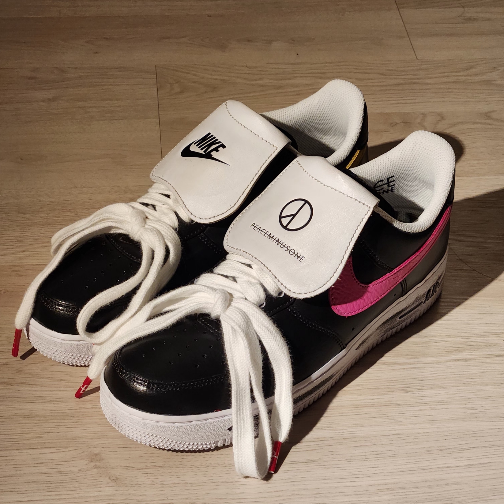 Nike x Peaceminusone Air Force 1 Low Para-Noise 3.0 Black and Multicolor, Nike x Peaceminusone Kwondo1 White 착용 스타일 - 1