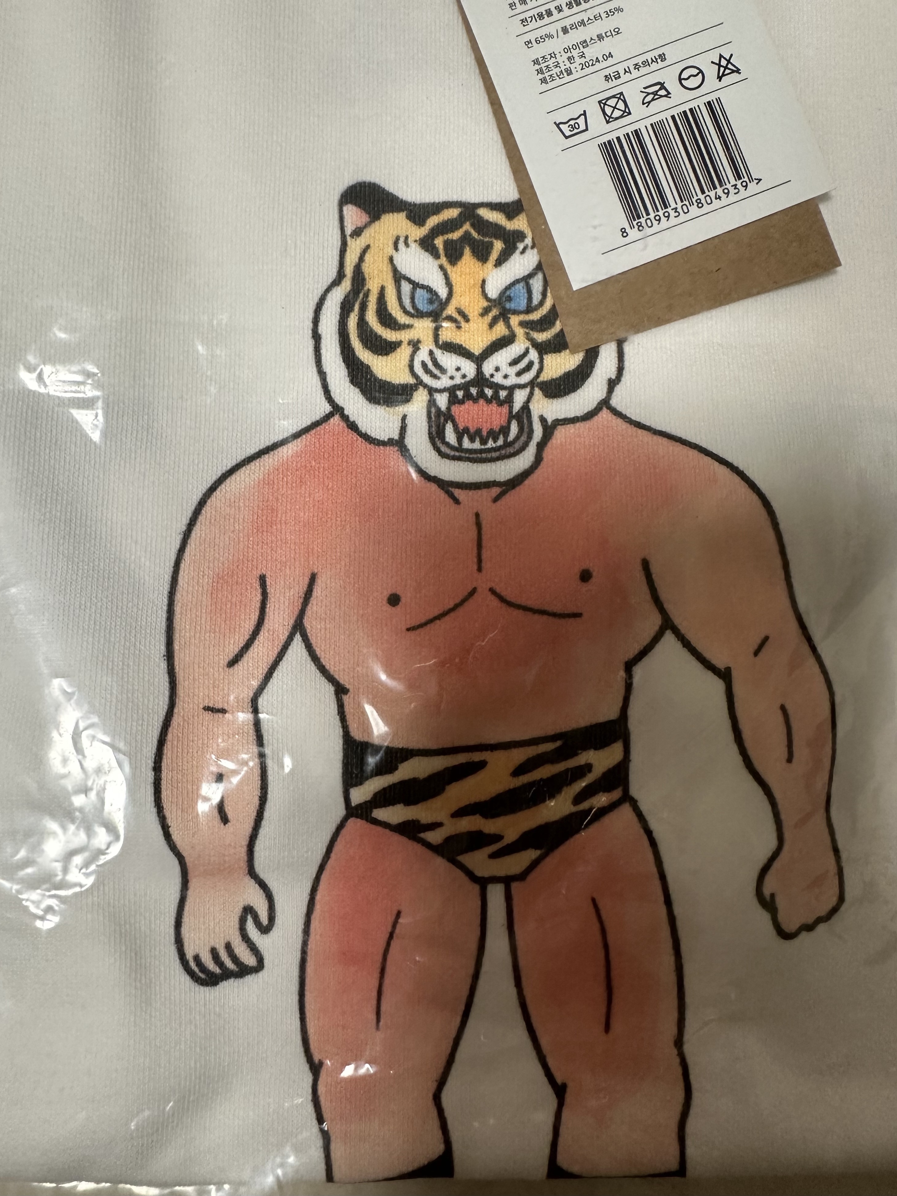 Kia Tigers x IAB Studio Tiger Mask T-Shirt White 착용 스타일 - 2