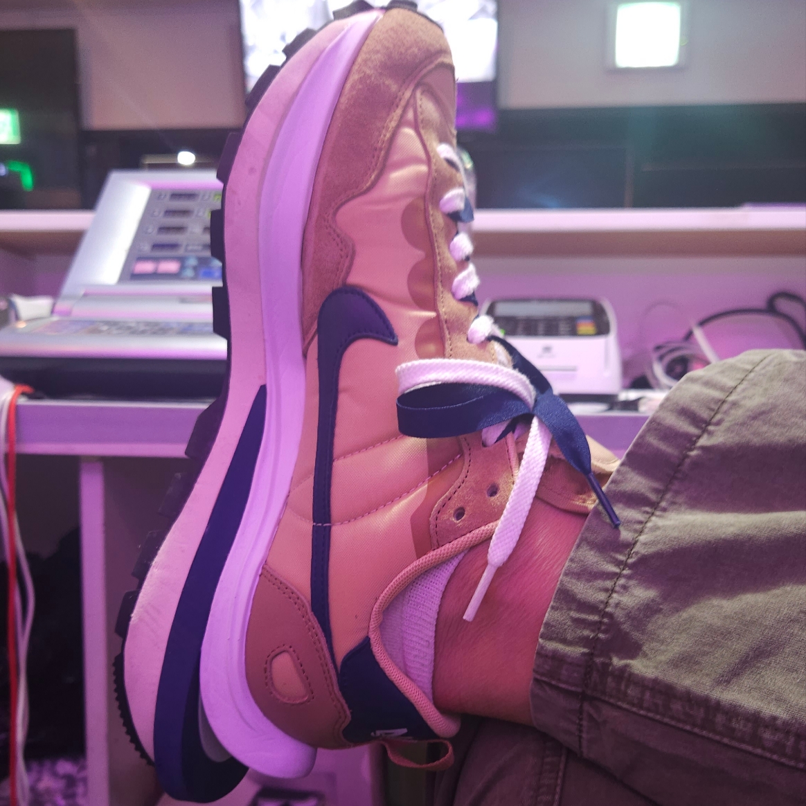 Nike x Sacai VaporWaffle Sesame and Blue Void 착용 스타일 - 1