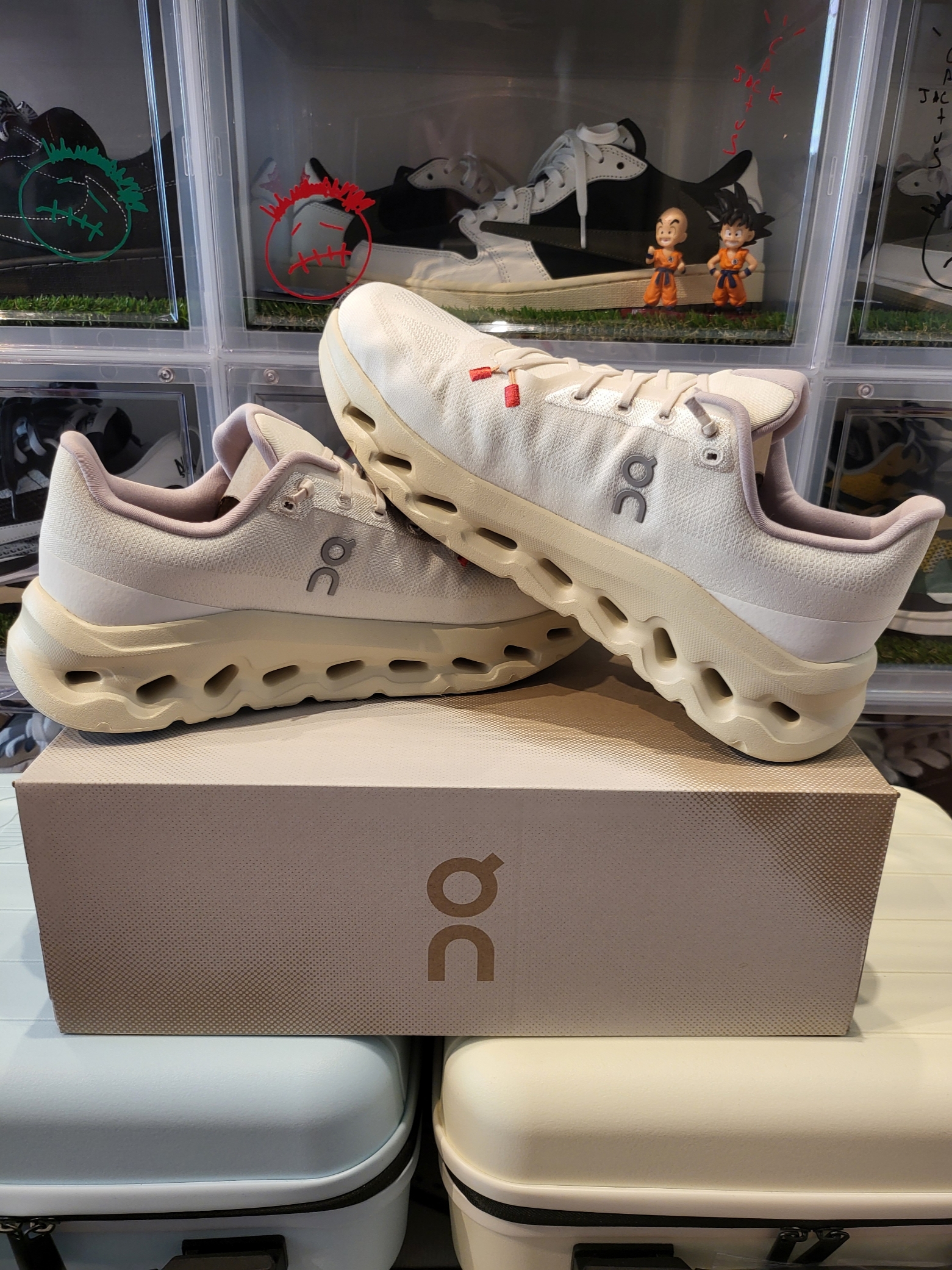 On Running Cloudtilt Sand Cream, Loewe x On Running Cloudtilt 2.0 Black 착용 스타일 - 1