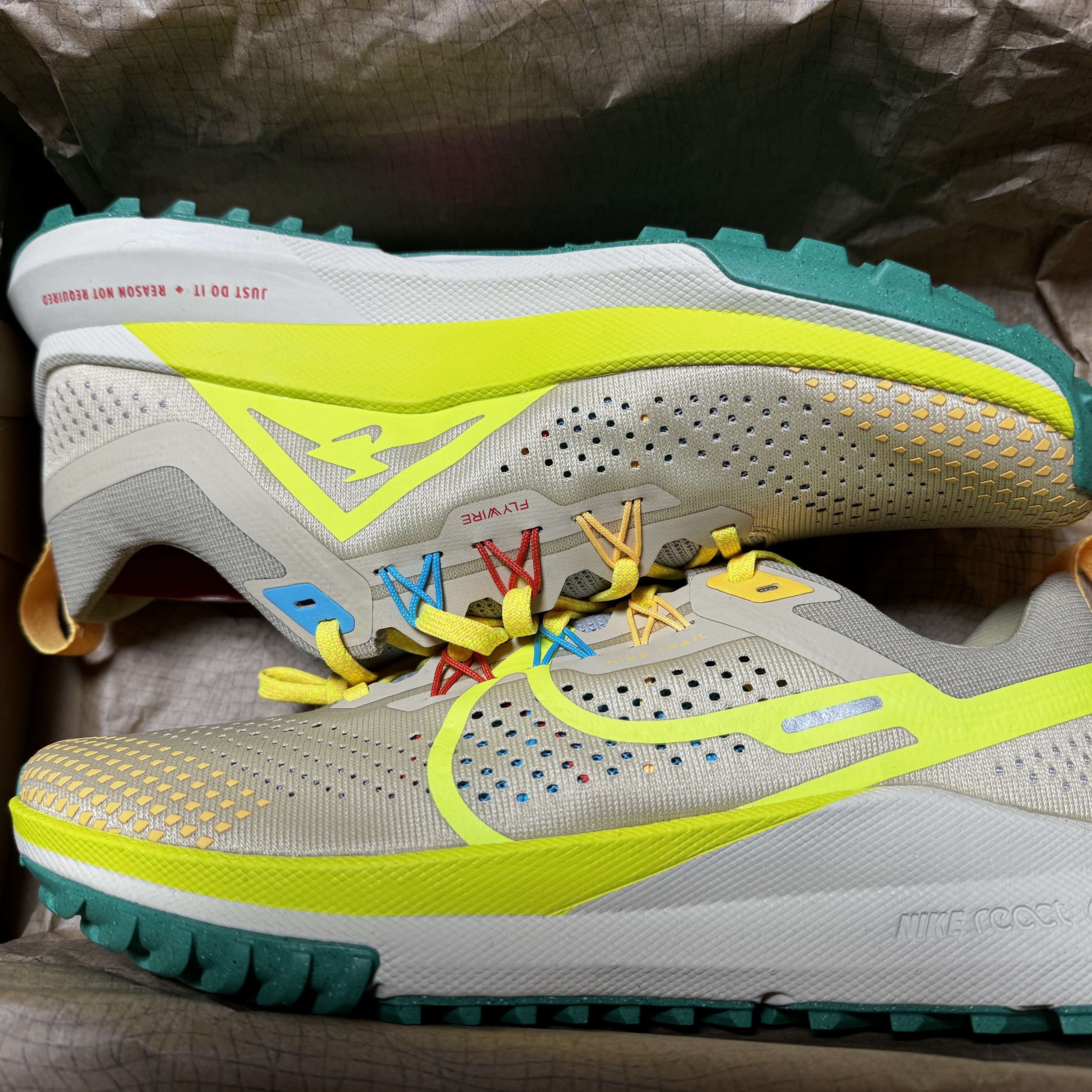 Nike React Pegasus Trail 4 Team Gold Baltic Blue 착용 스타일 - 2