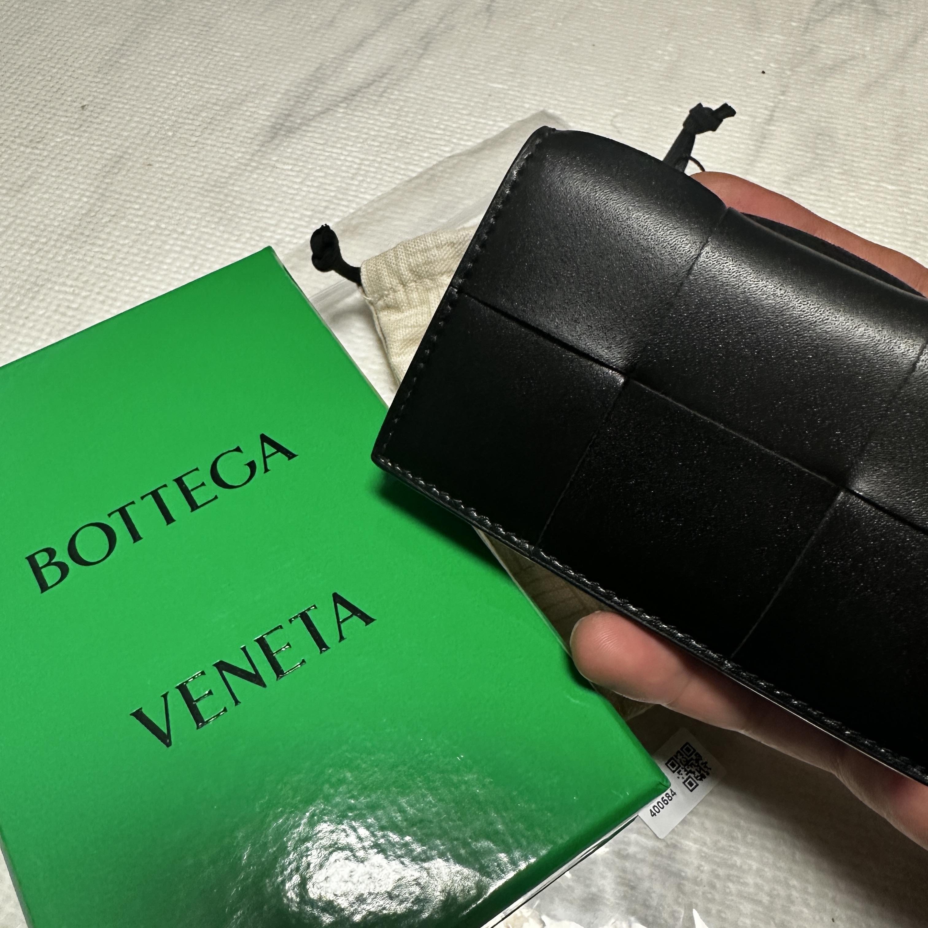 Bottega Veneta Flap Card Case Black 착용 스타일 - 1